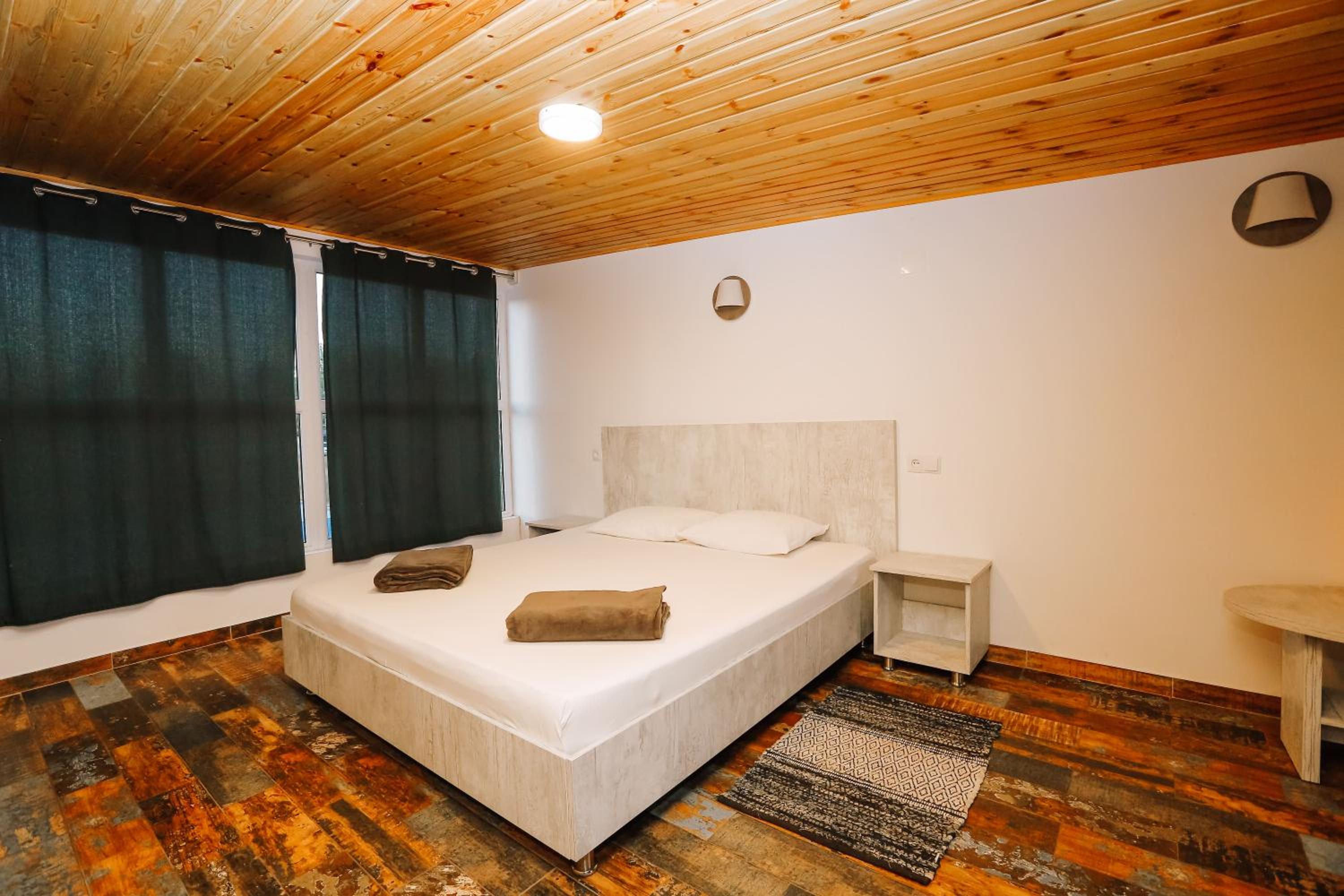 Seven-Bedroom House - Photo 16