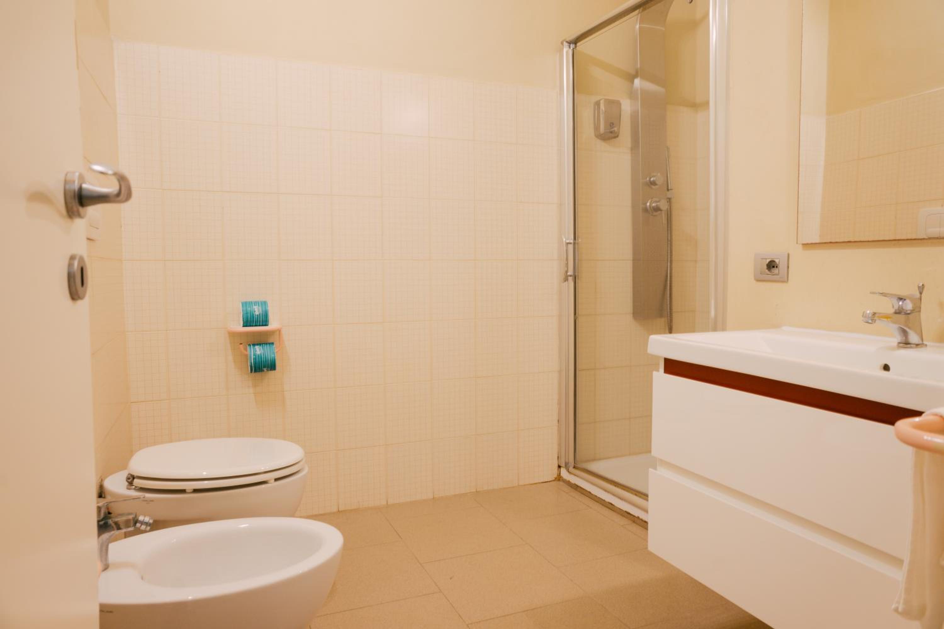 Standard Double or Twin Room - Photo 9