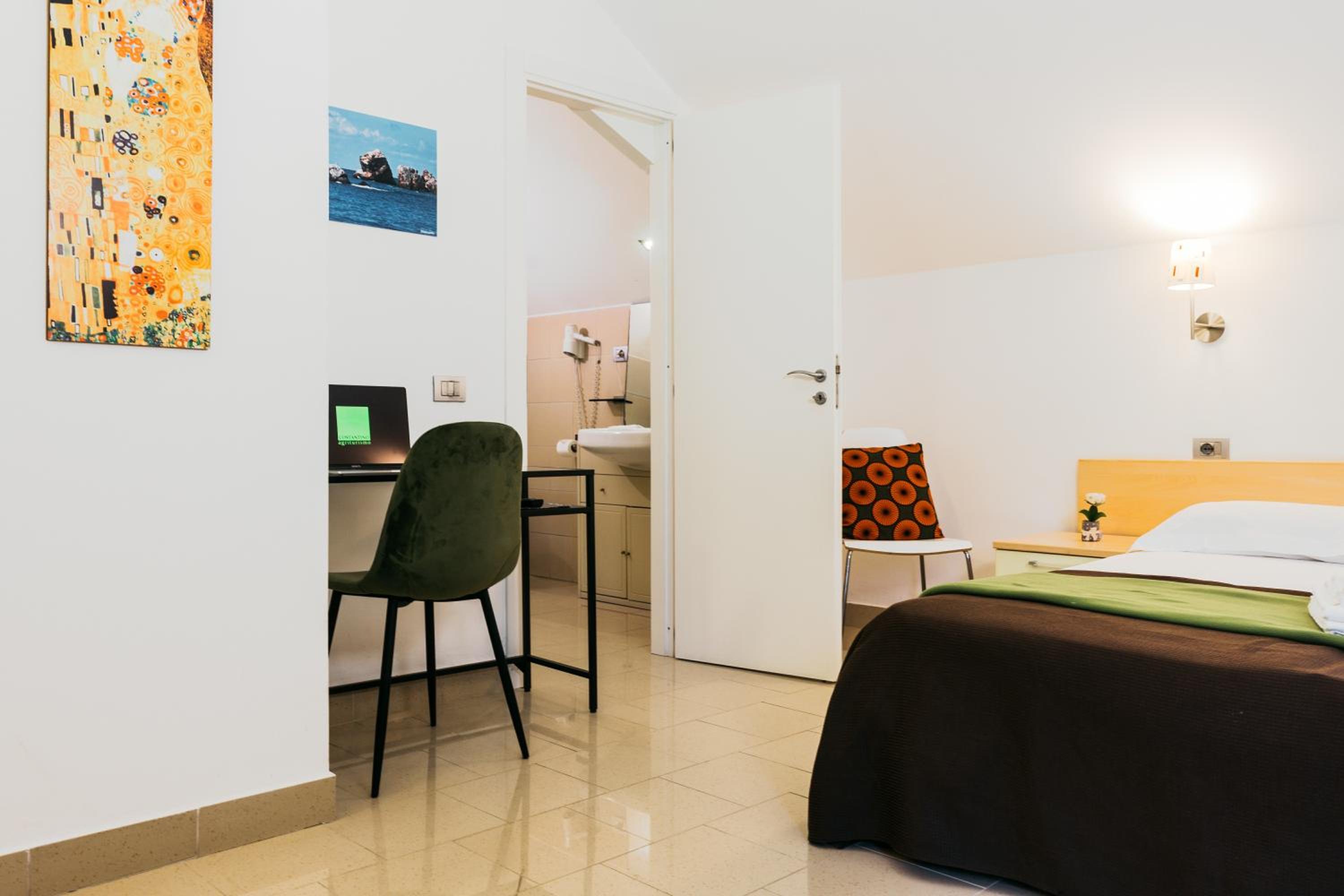 Standard Double or Twin Room - Photo 10