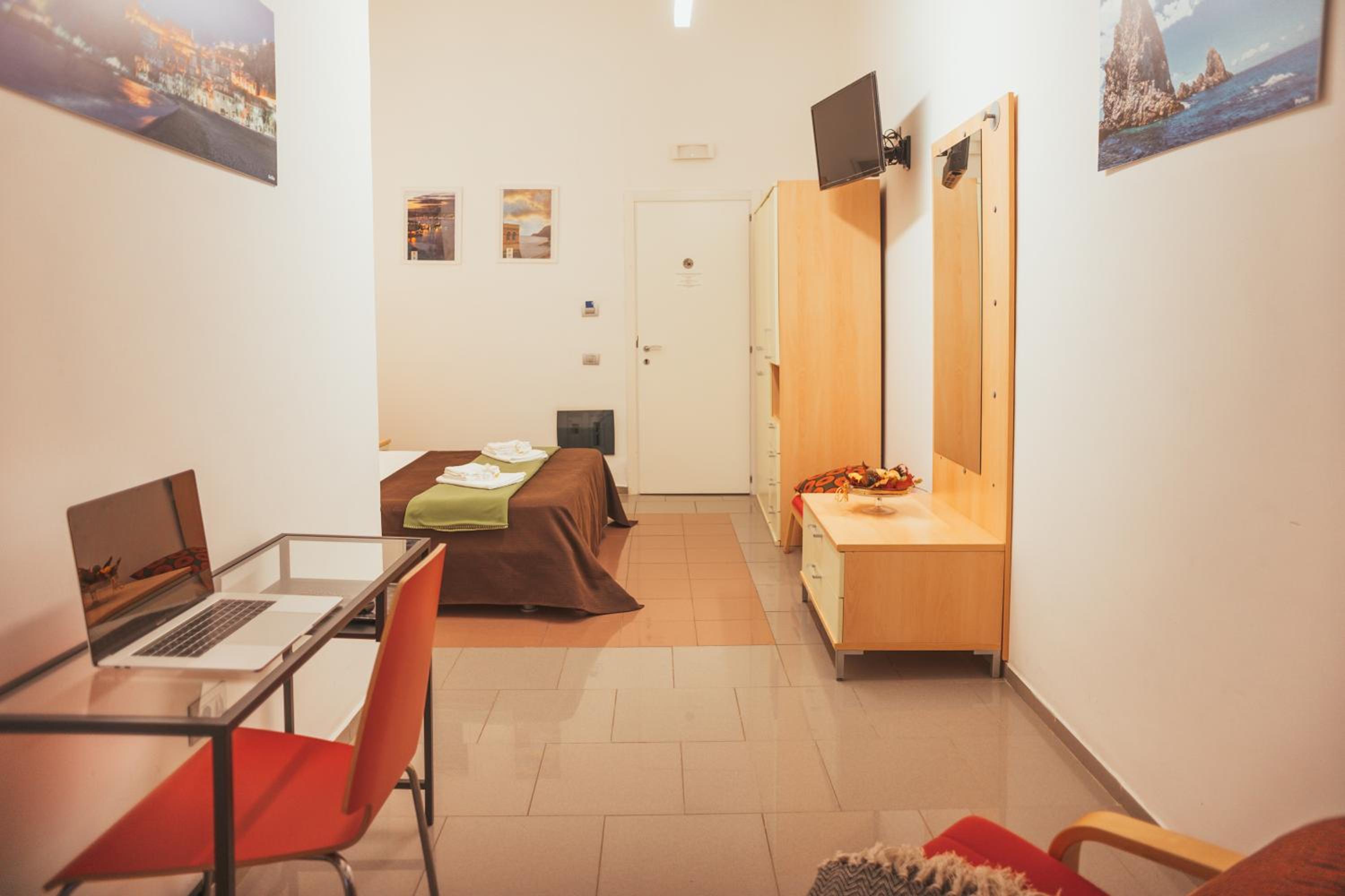Standard Double or Twin Room - Photo 12