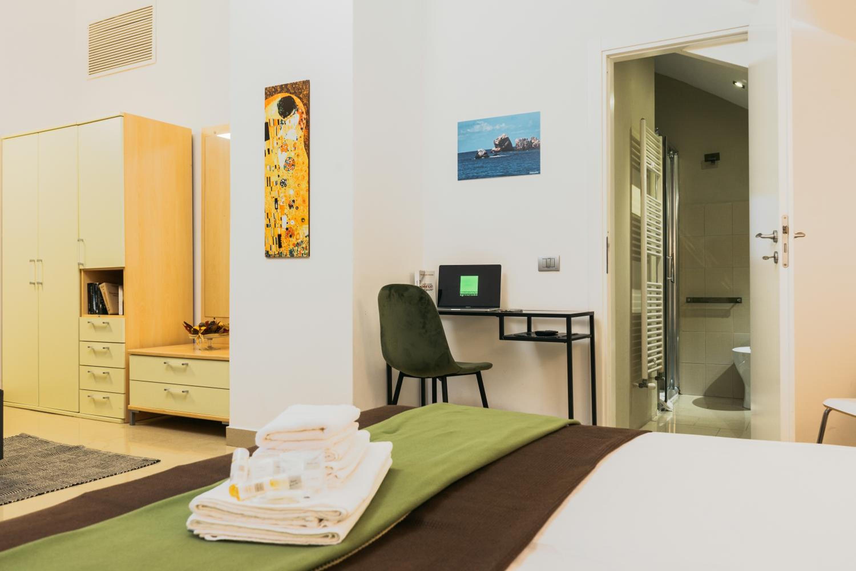 Standard Double or Twin Room - Photo 13