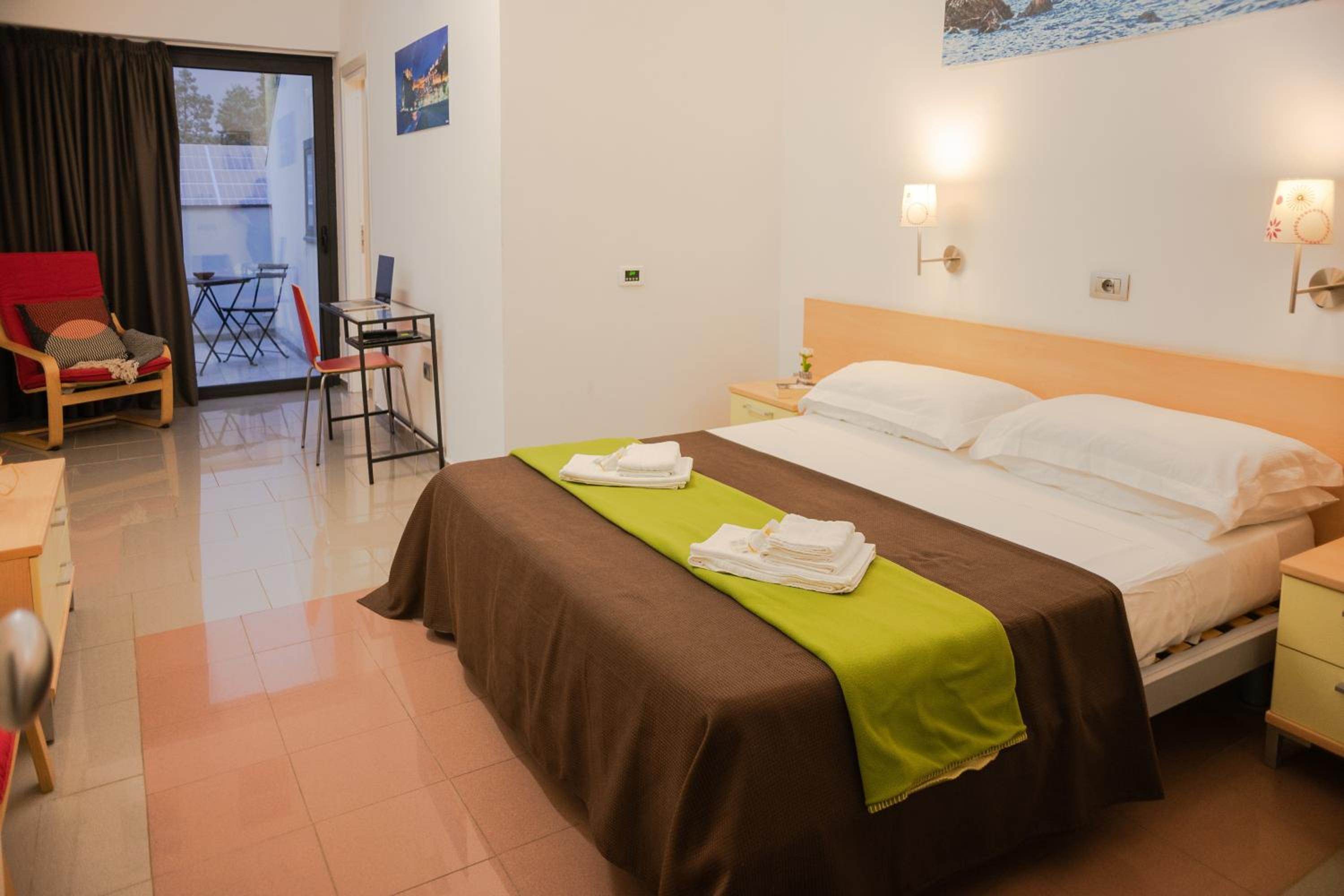 Standard Double or Twin Room - Photo 8