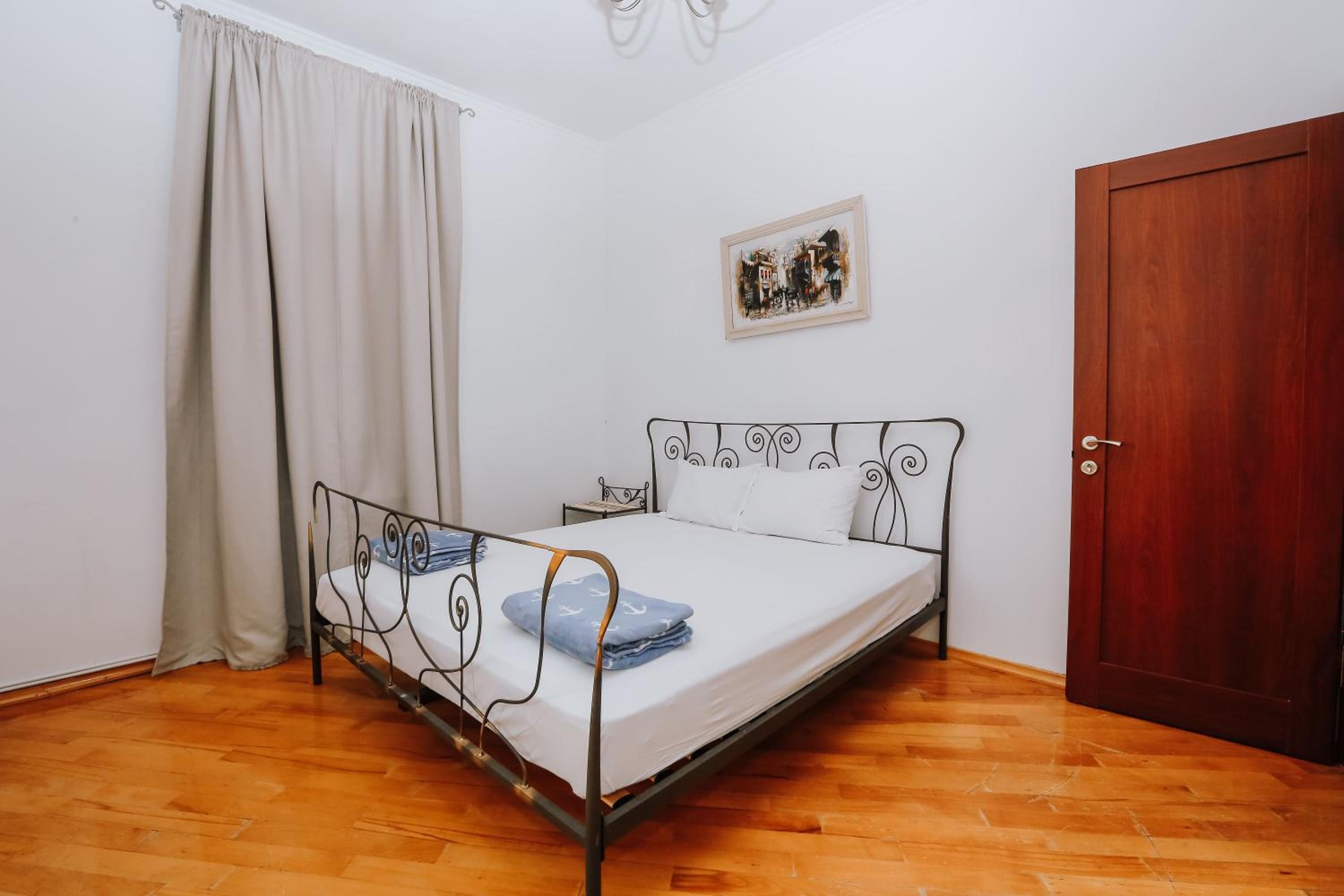 Seven-Bedroom House - Photo 8