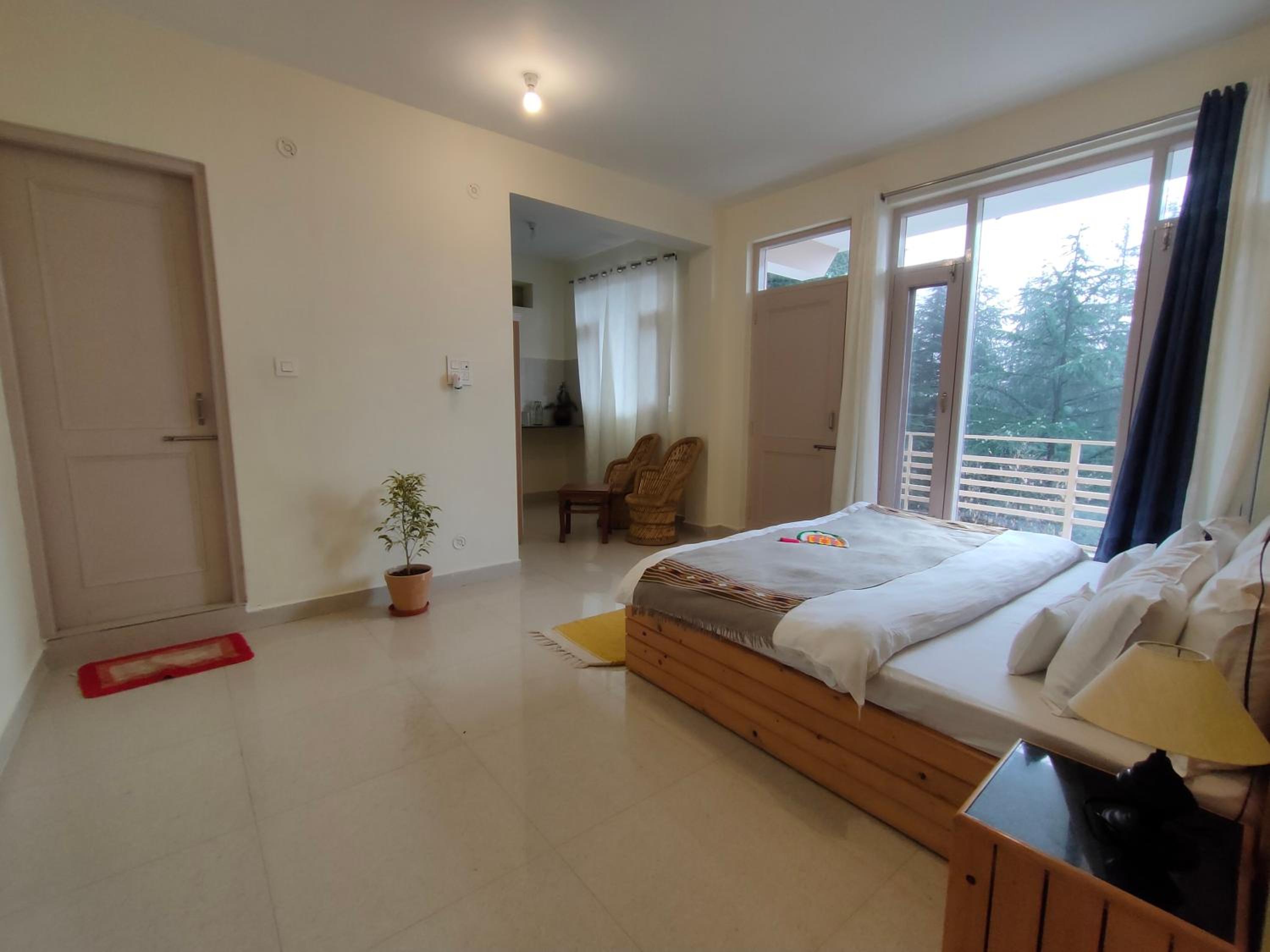 Deluxe Double Room with Balcony - Photo 5