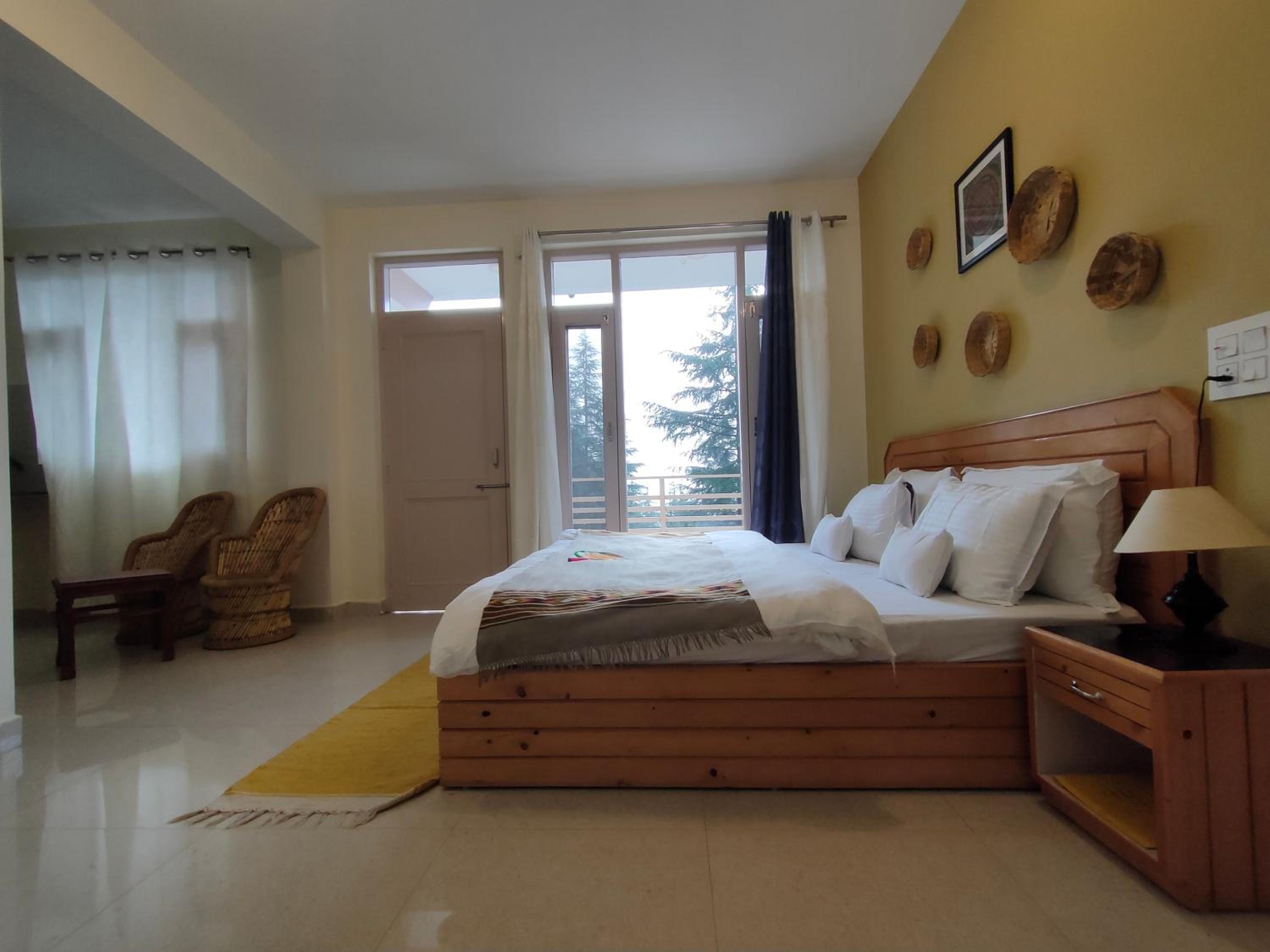 Deluxe Double Room with Balcony - Photo 6