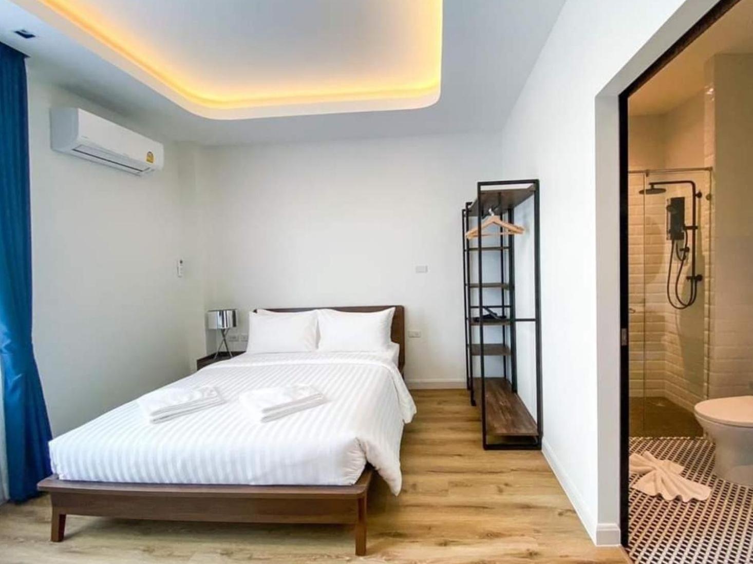 Executive Suite - Photo 10
