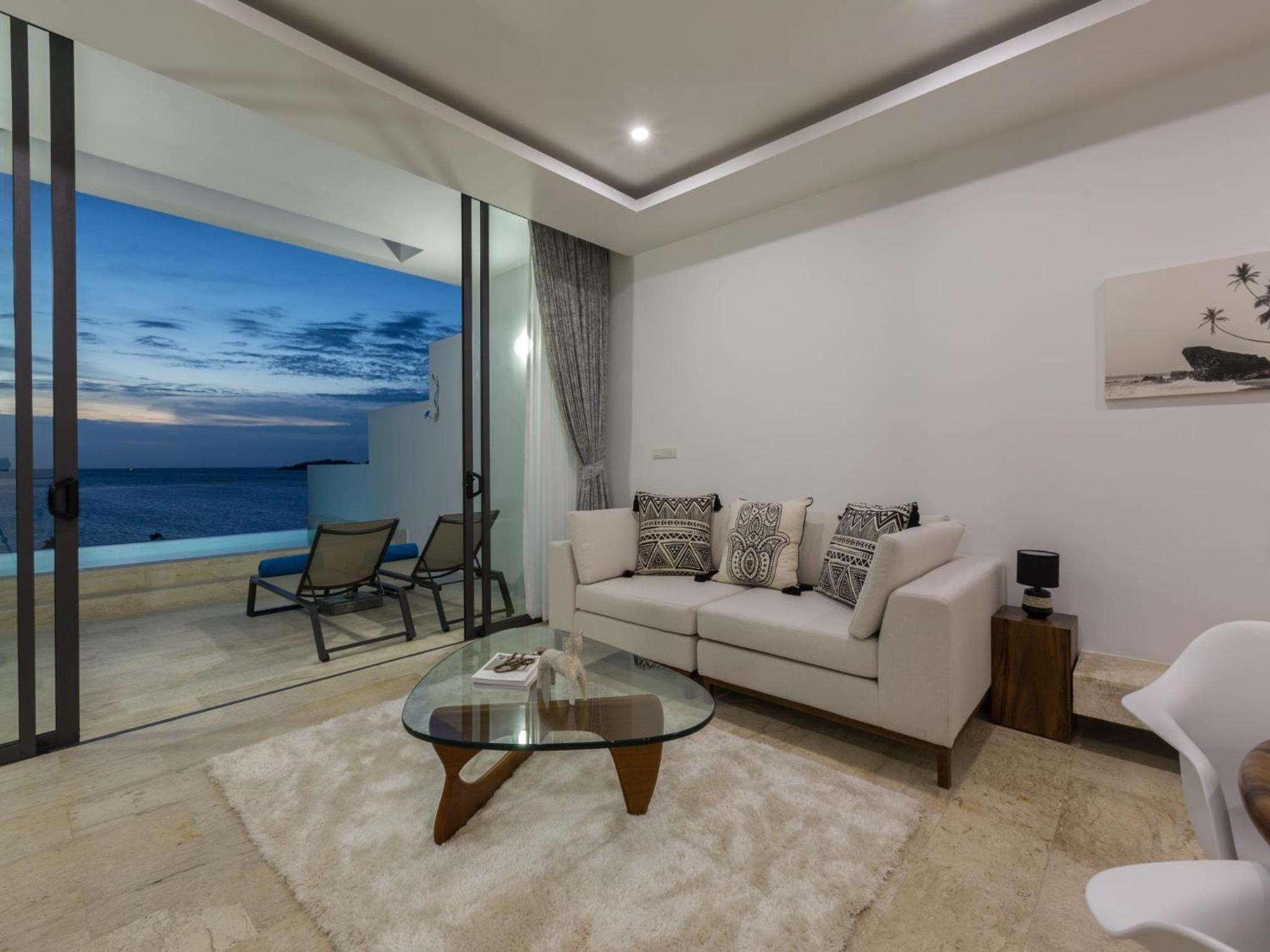 One-Bedroom Pool Suite with Sea View