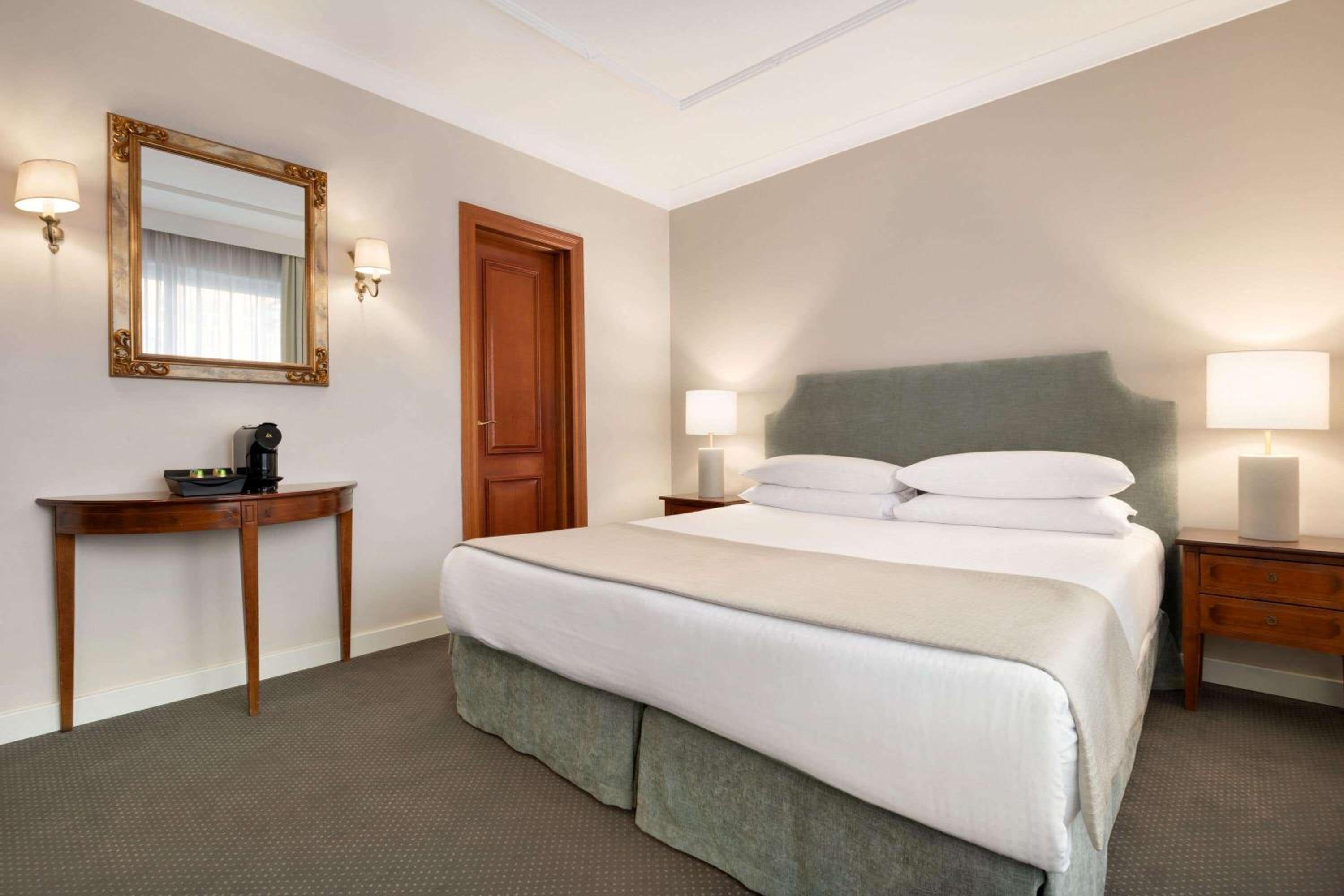 King Room - Non-Smoking - Photo 1