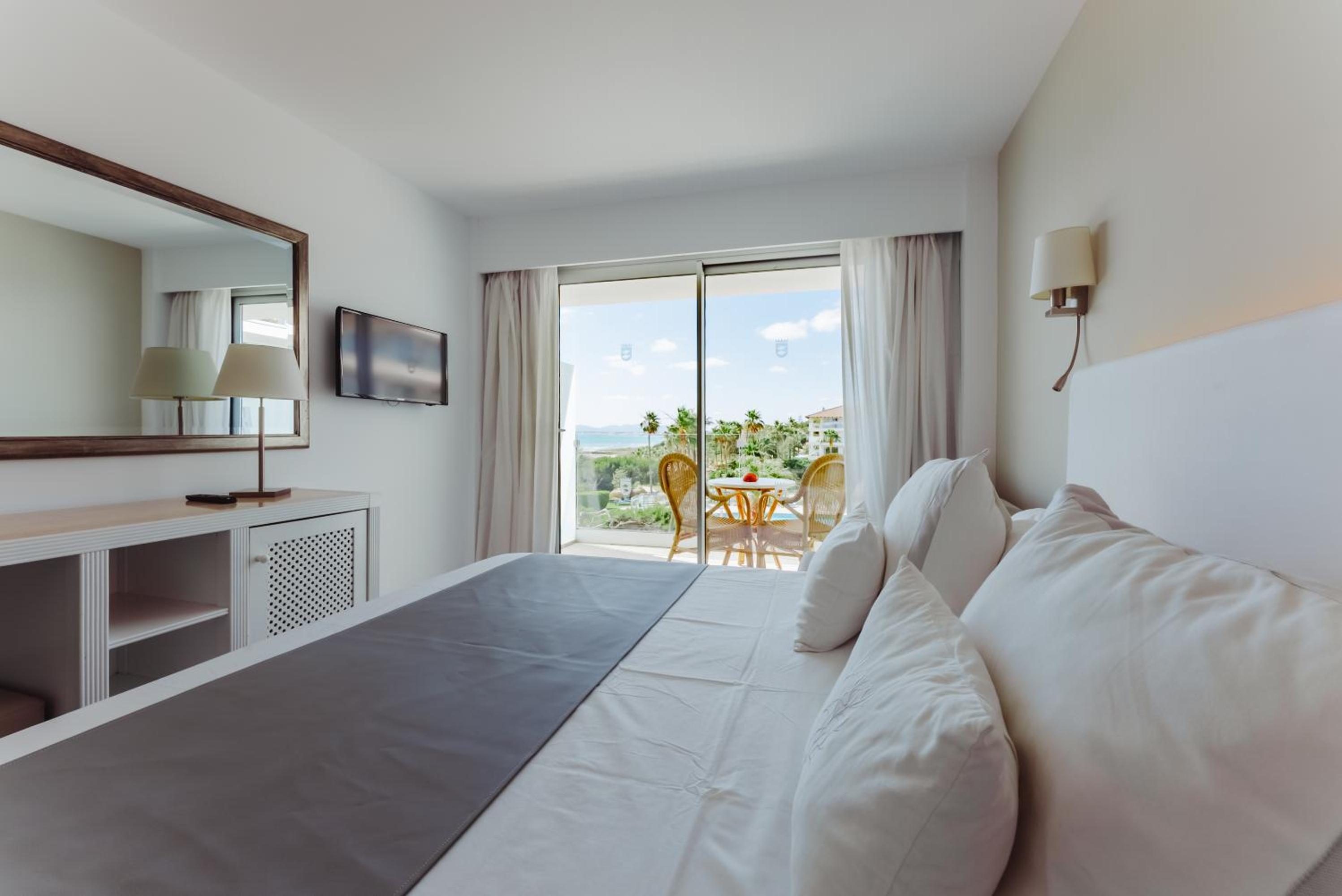 Double or Twin Room with Side Sea View - Photo 1