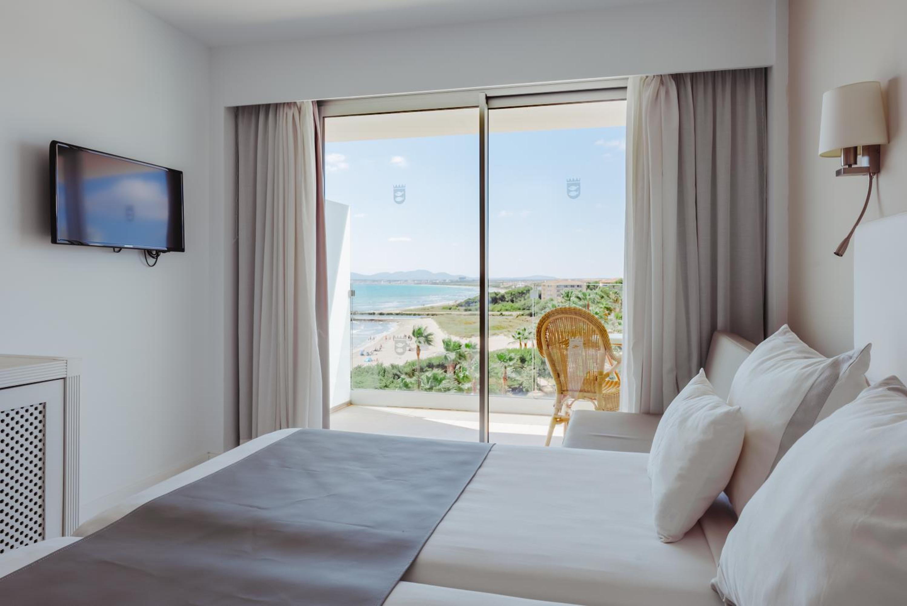 Superior Double Room with Lateral Sea View photo 3