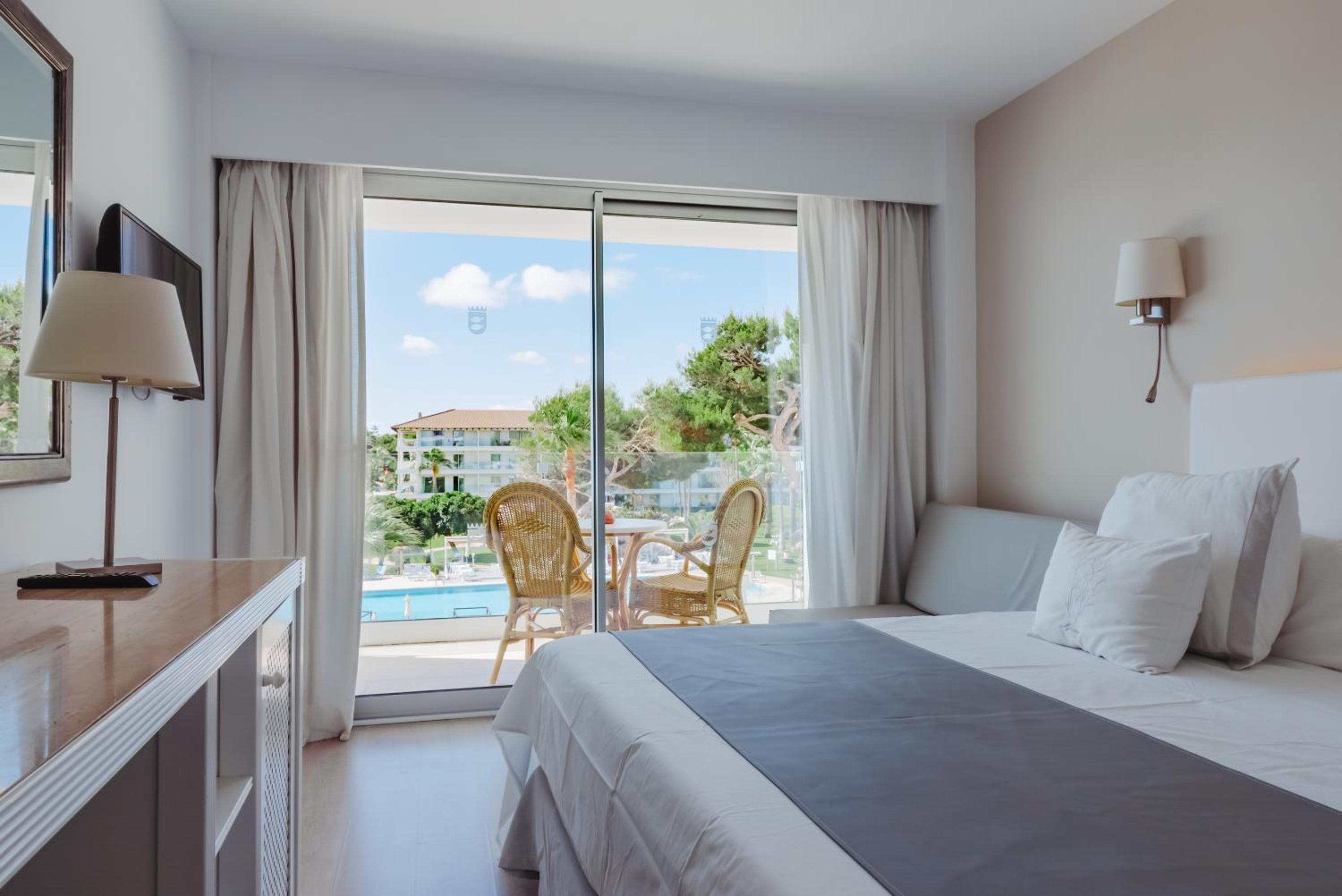 Double or Twin Room with Side Sea View - Photo 6