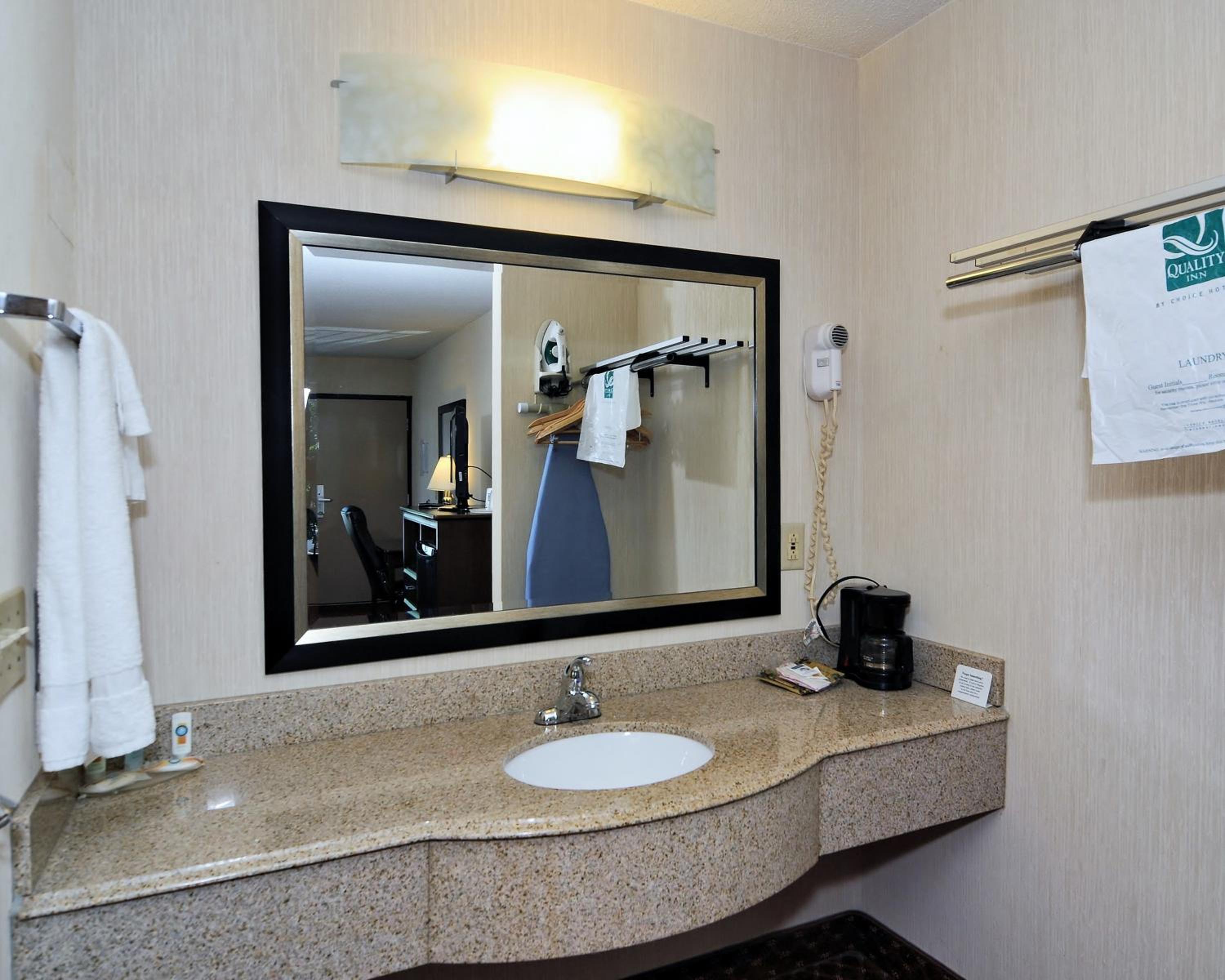 King Room - Non-Smoking - Photo 5