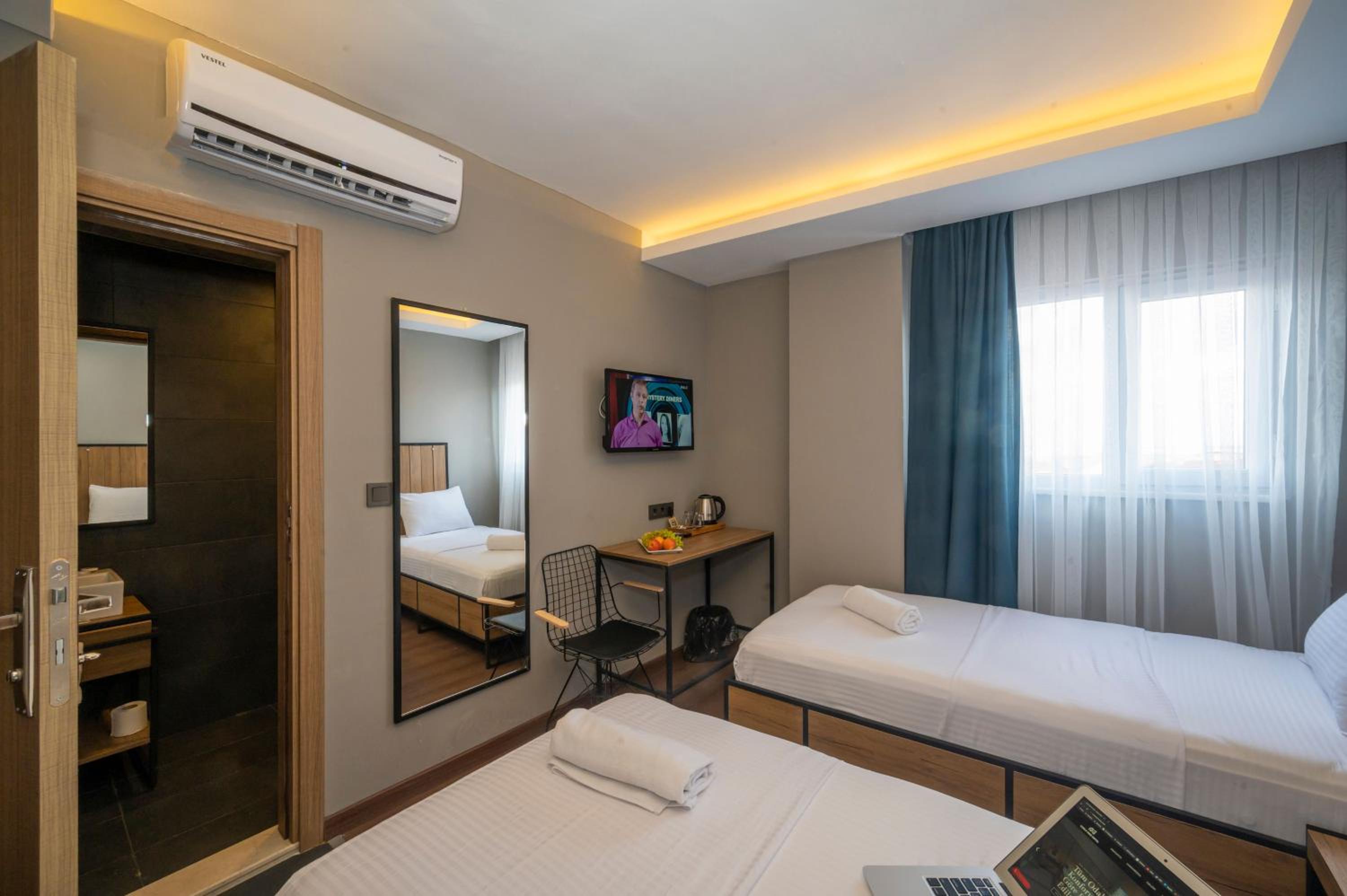 Deluxe Double or Twin Room - Photo 11