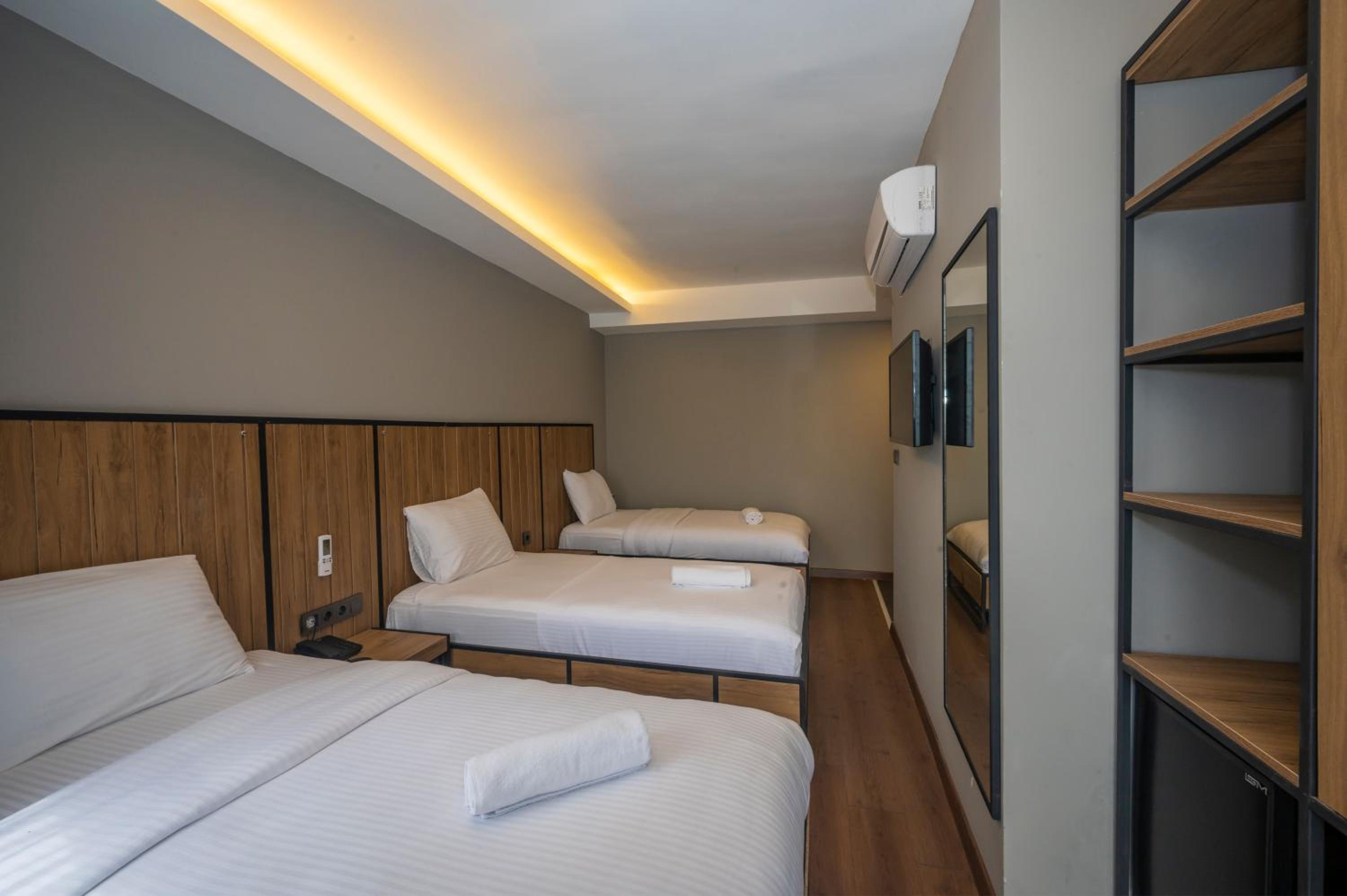 Deluxe Triple Room - Photo 13