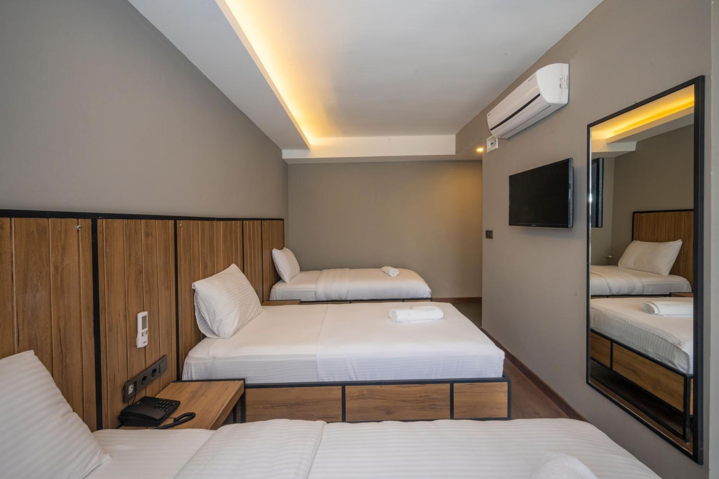Deluxe Triple Room - Photo 15
