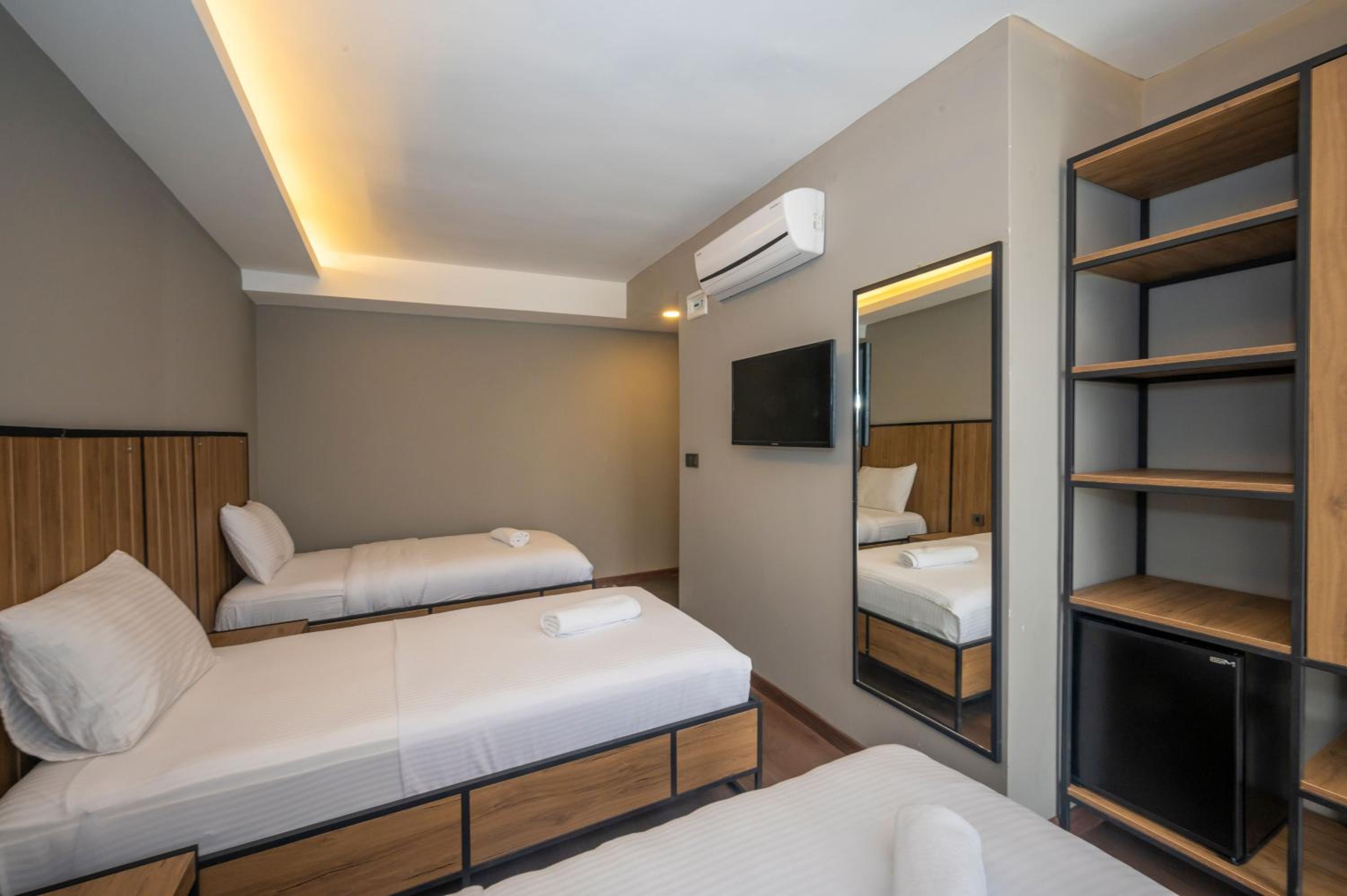 Deluxe Triple Room - Photo 16