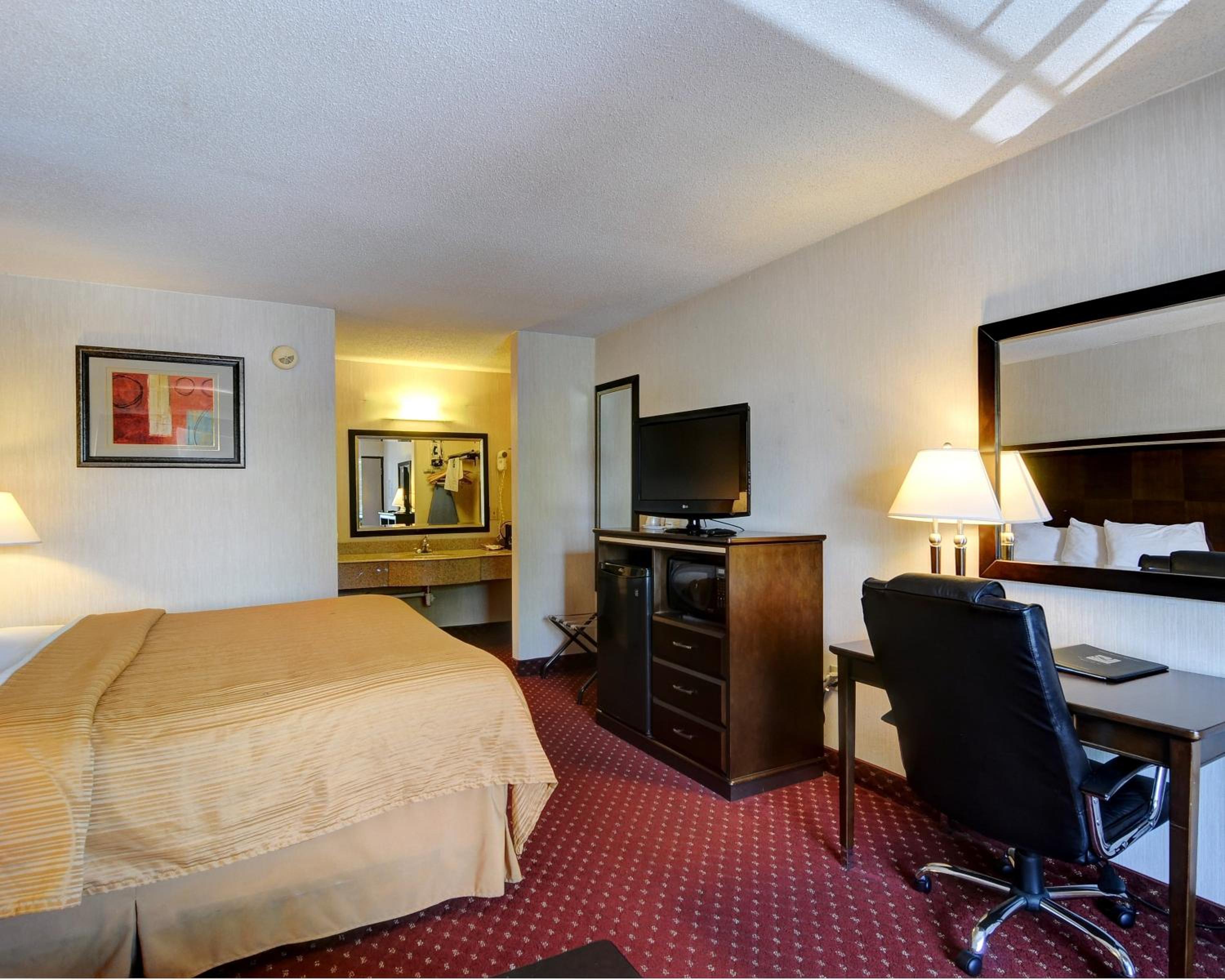 King Room - Non-Smoking - Photo 4
