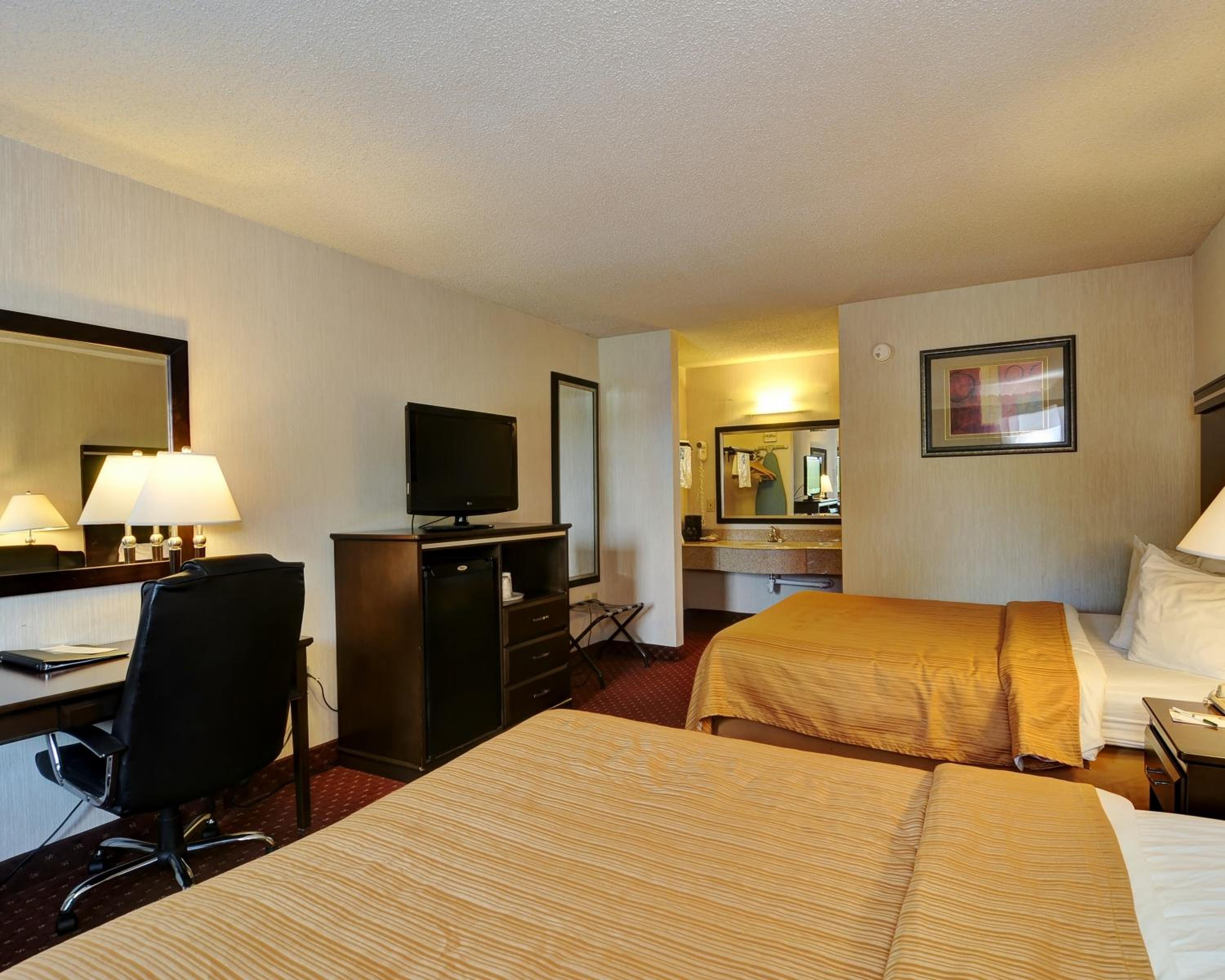 Queen Room with Two Queen Beds - Non-Smoking - Photo 2