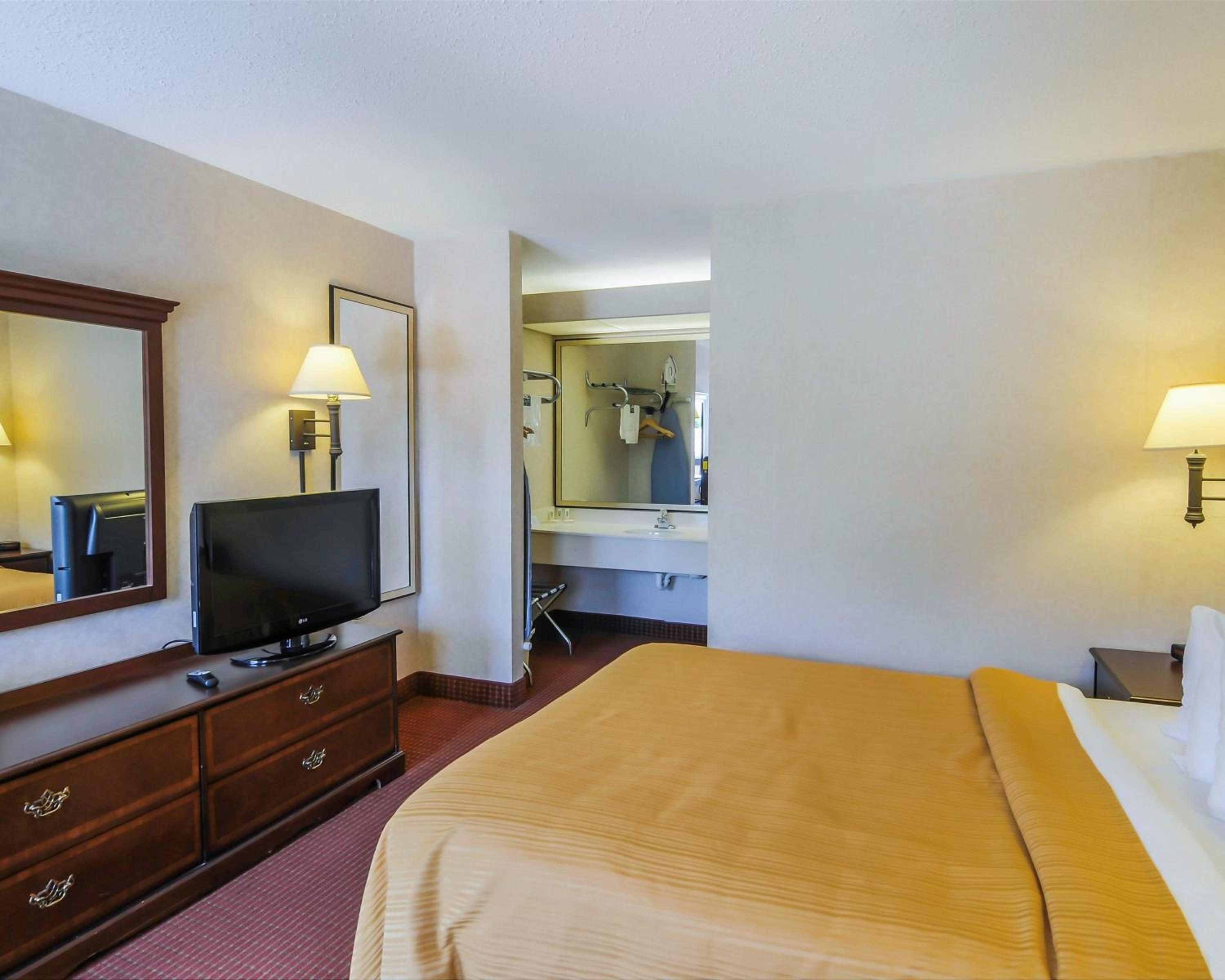 Queen Room with Two Queen Beds - Non-Smoking - Photo 3