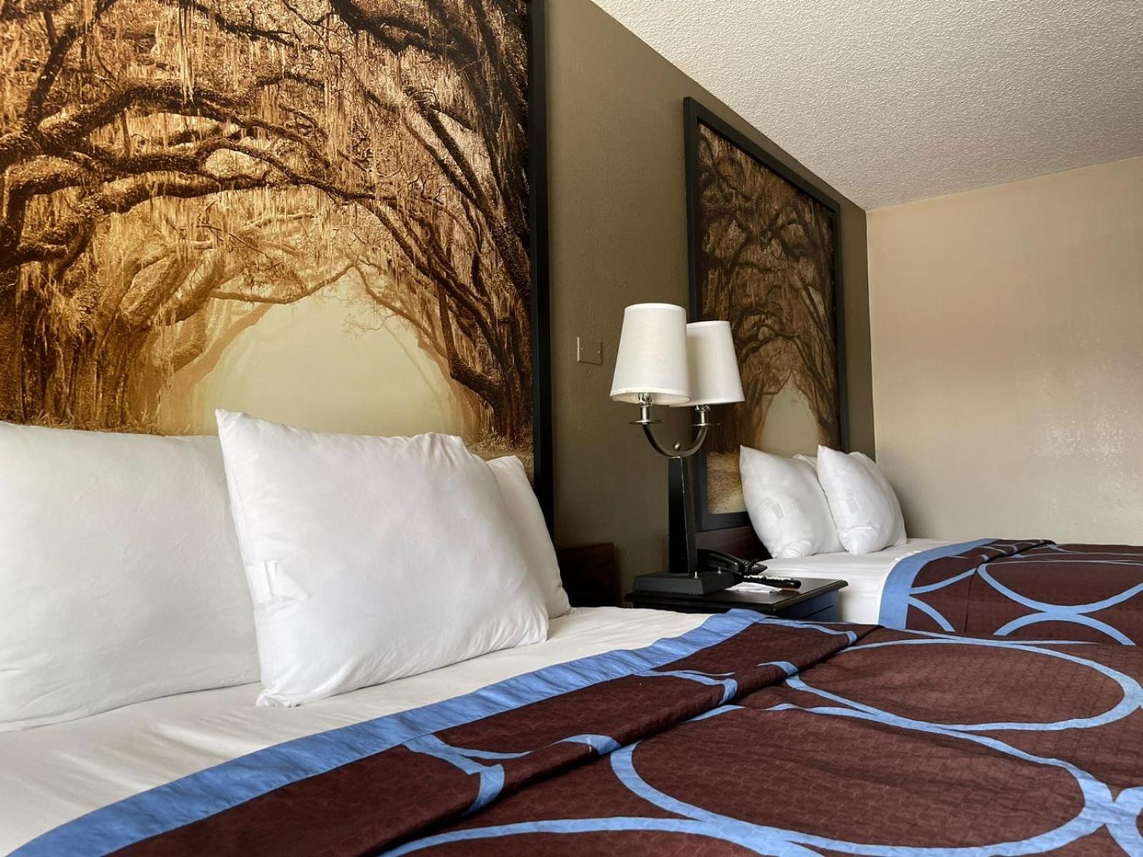 Queen Room With Two Queen Beds - Non-Smoking - Photo 5