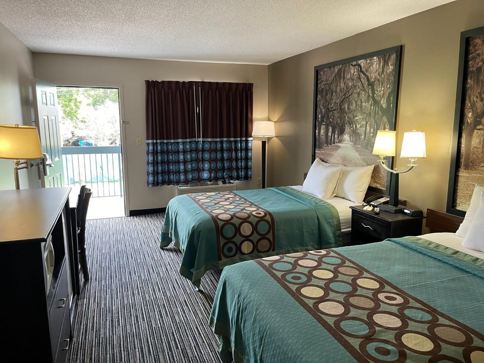 Queen Room With Two Queen Beds - Non-Smoking - Photo 4