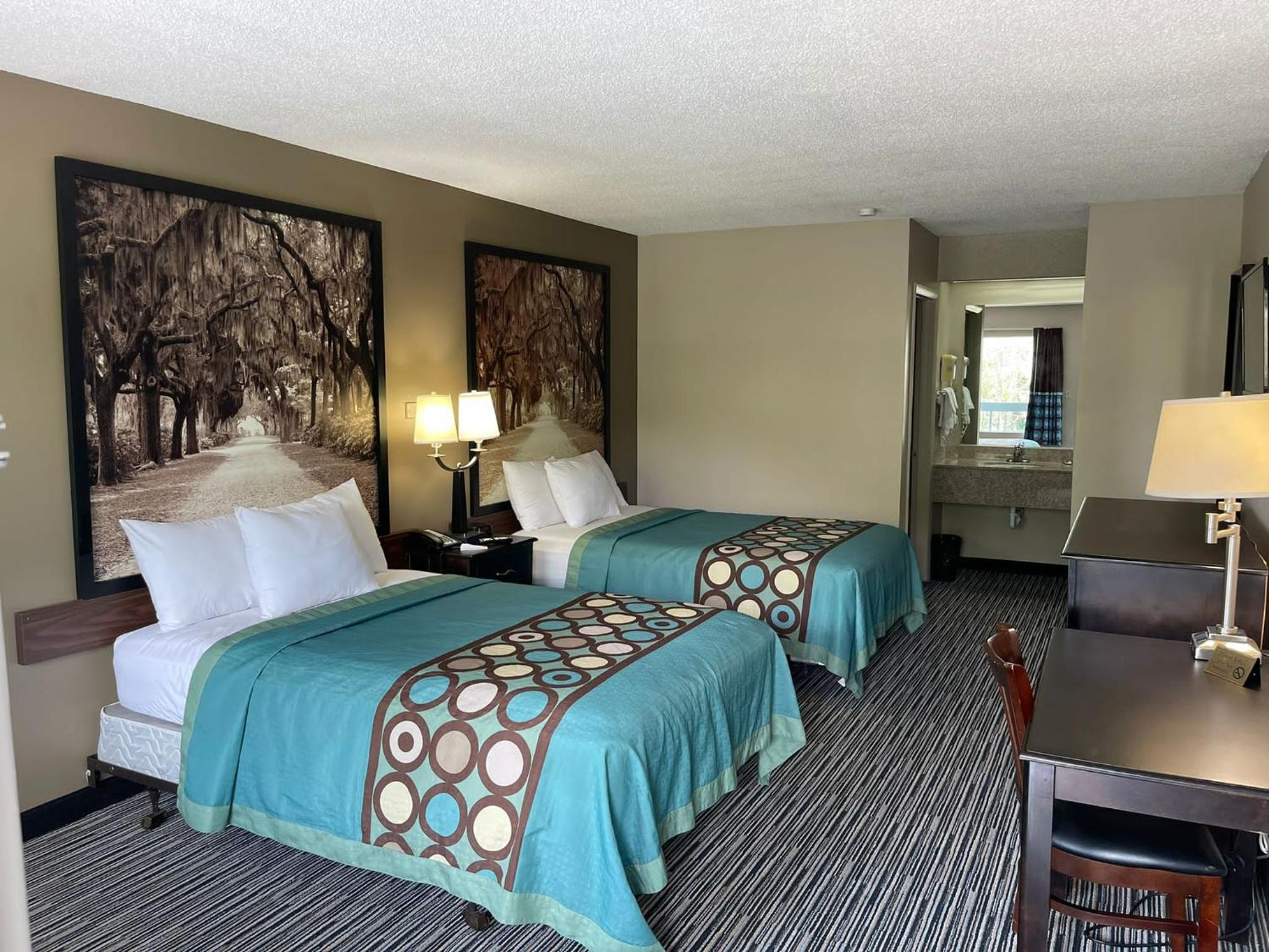 Queen Room With Two Queen Beds - Non-Smoking - Photo 6