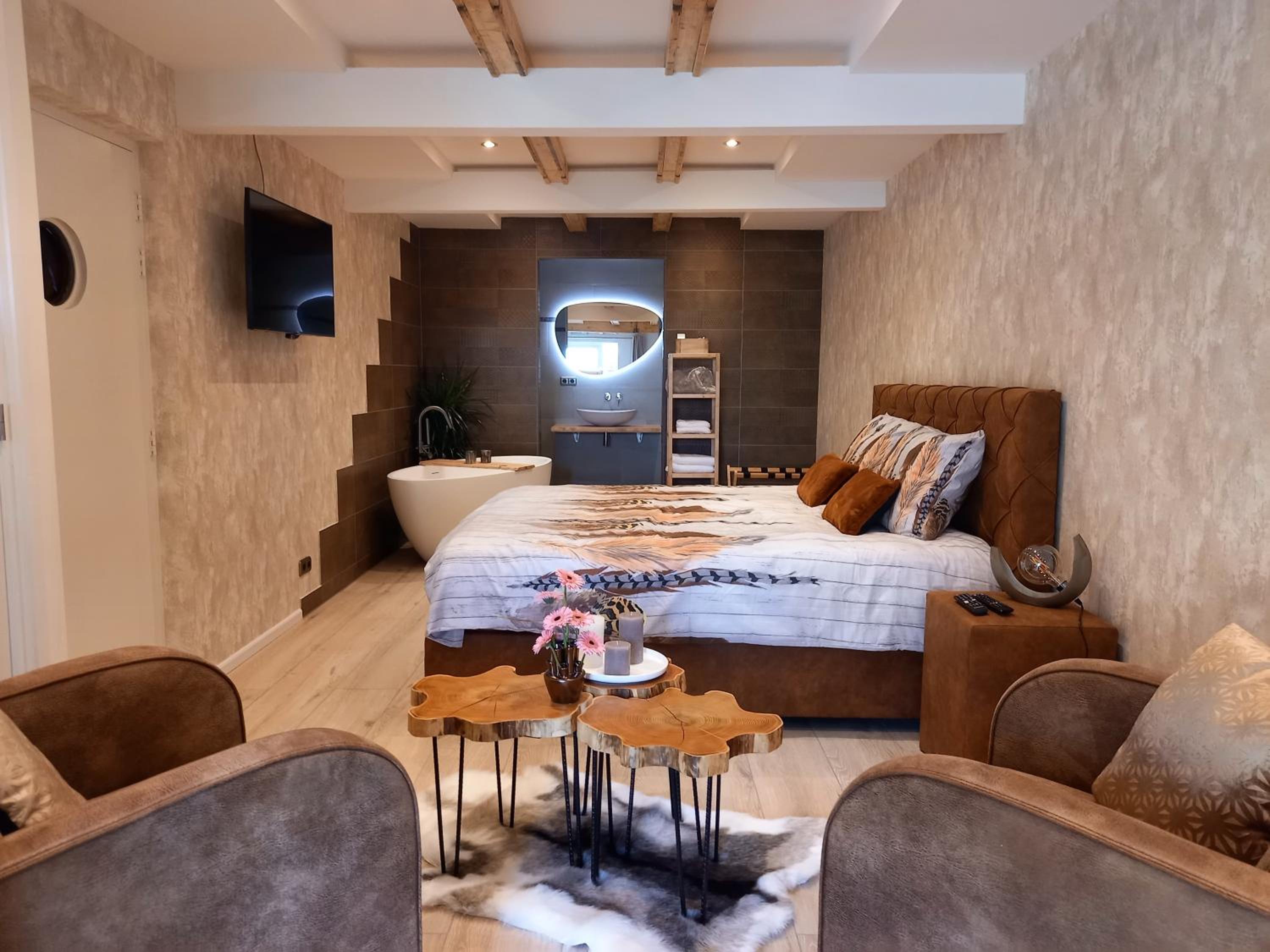 One-Bedroom Apartment - Photo 1