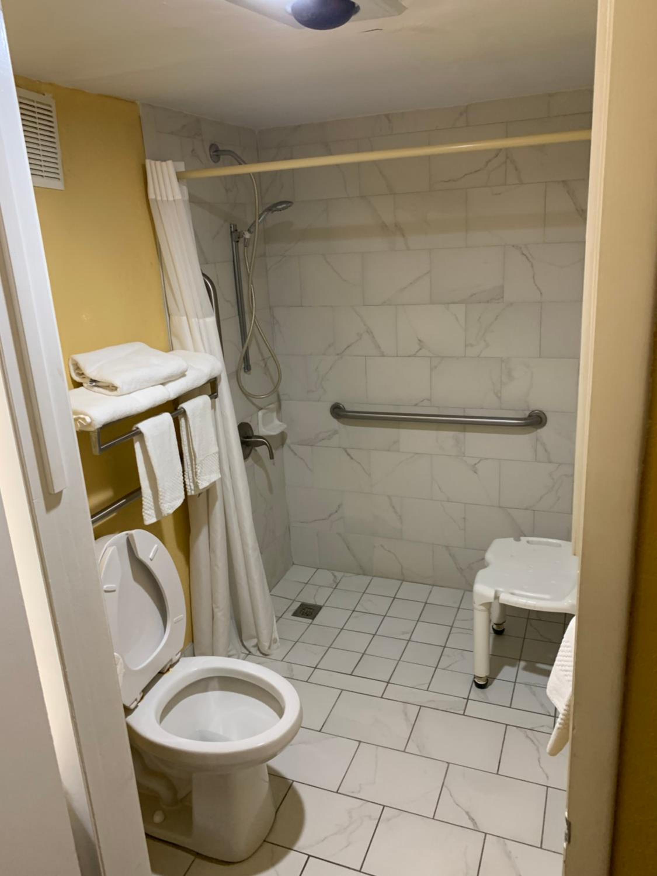 Queen Room with Two Queen Beds - Accessible/Non-Smoking  - Photo 2