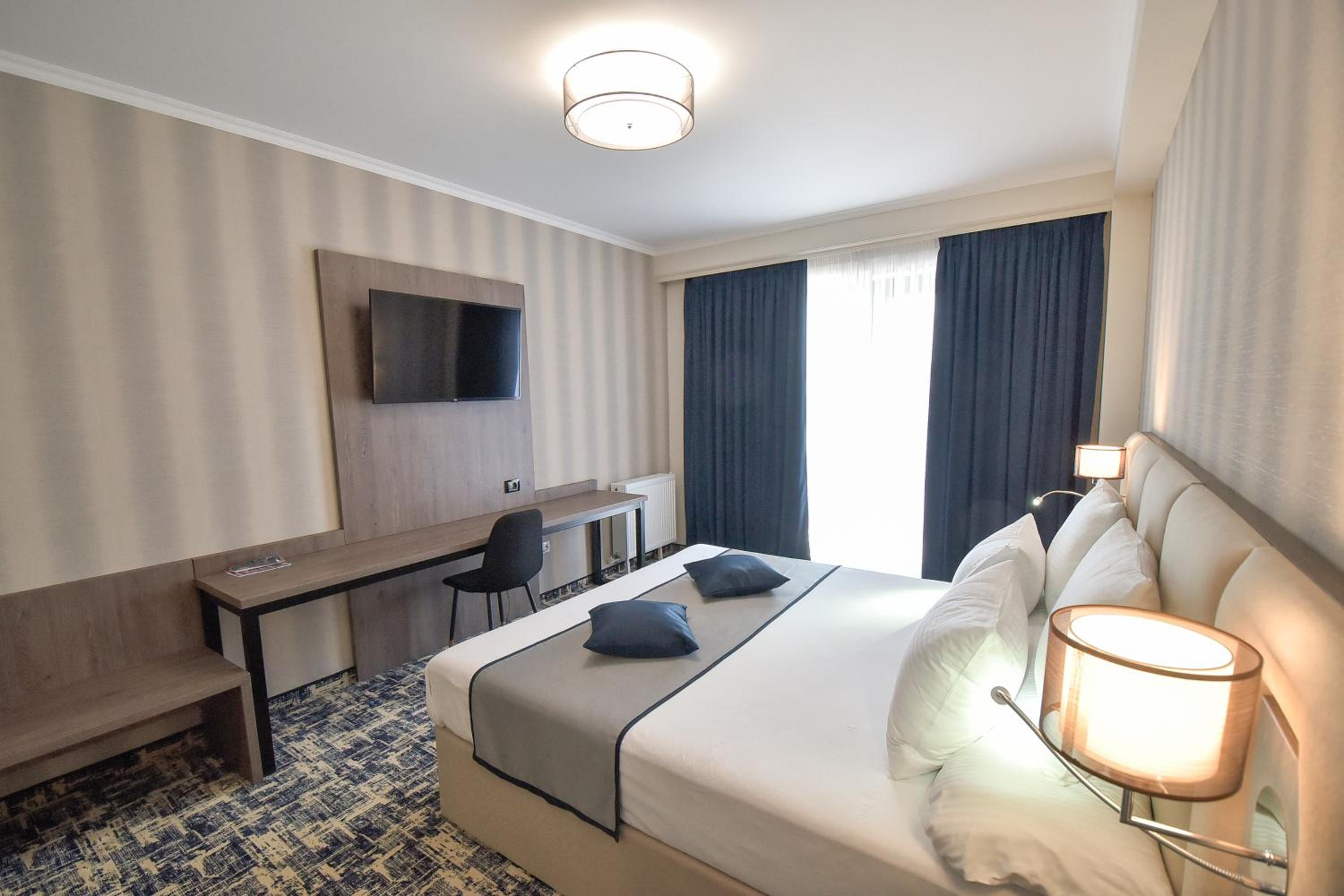 Deluxe Double Room with Balcony - Photo 4