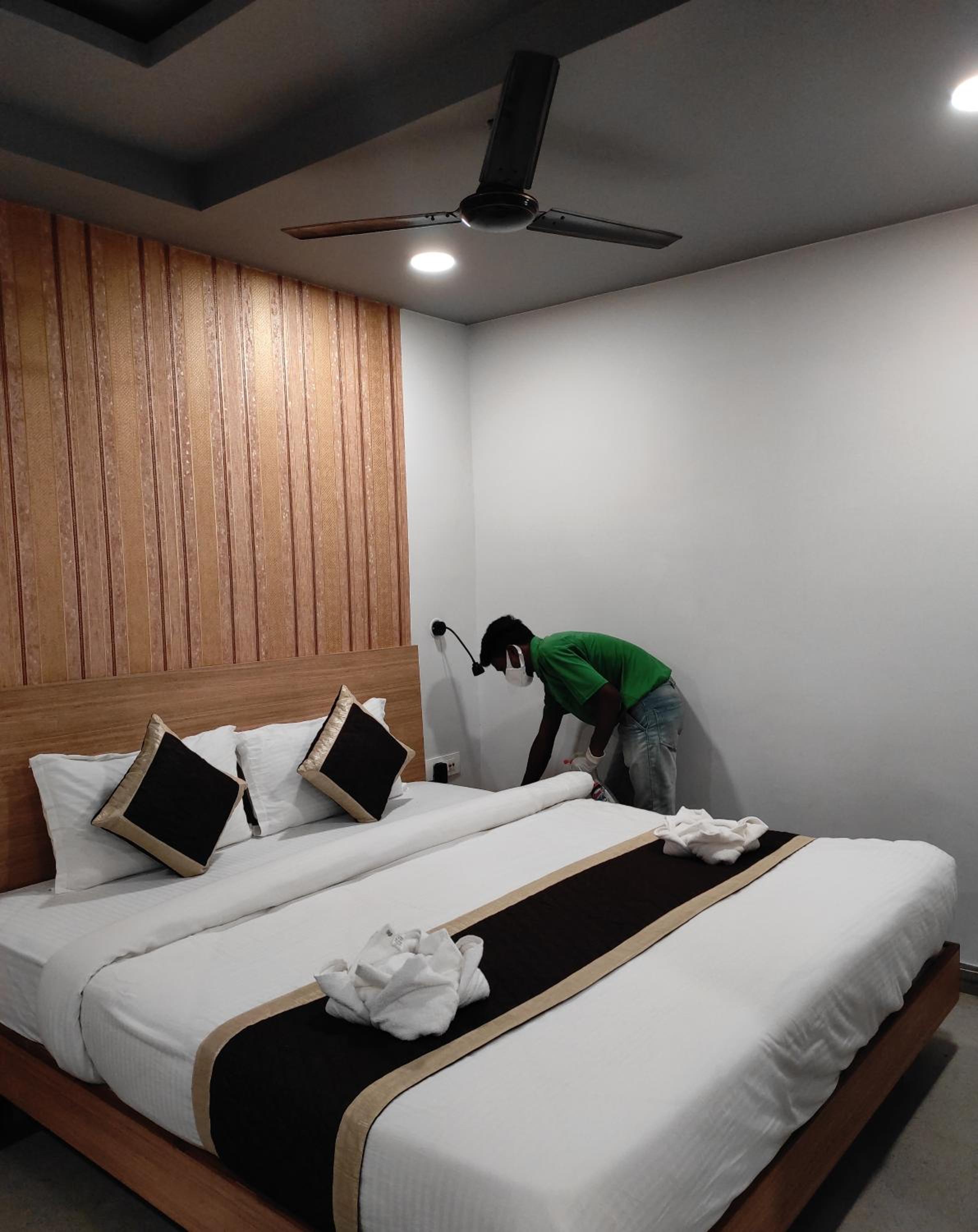 Deluxe Double Room - Photo 9