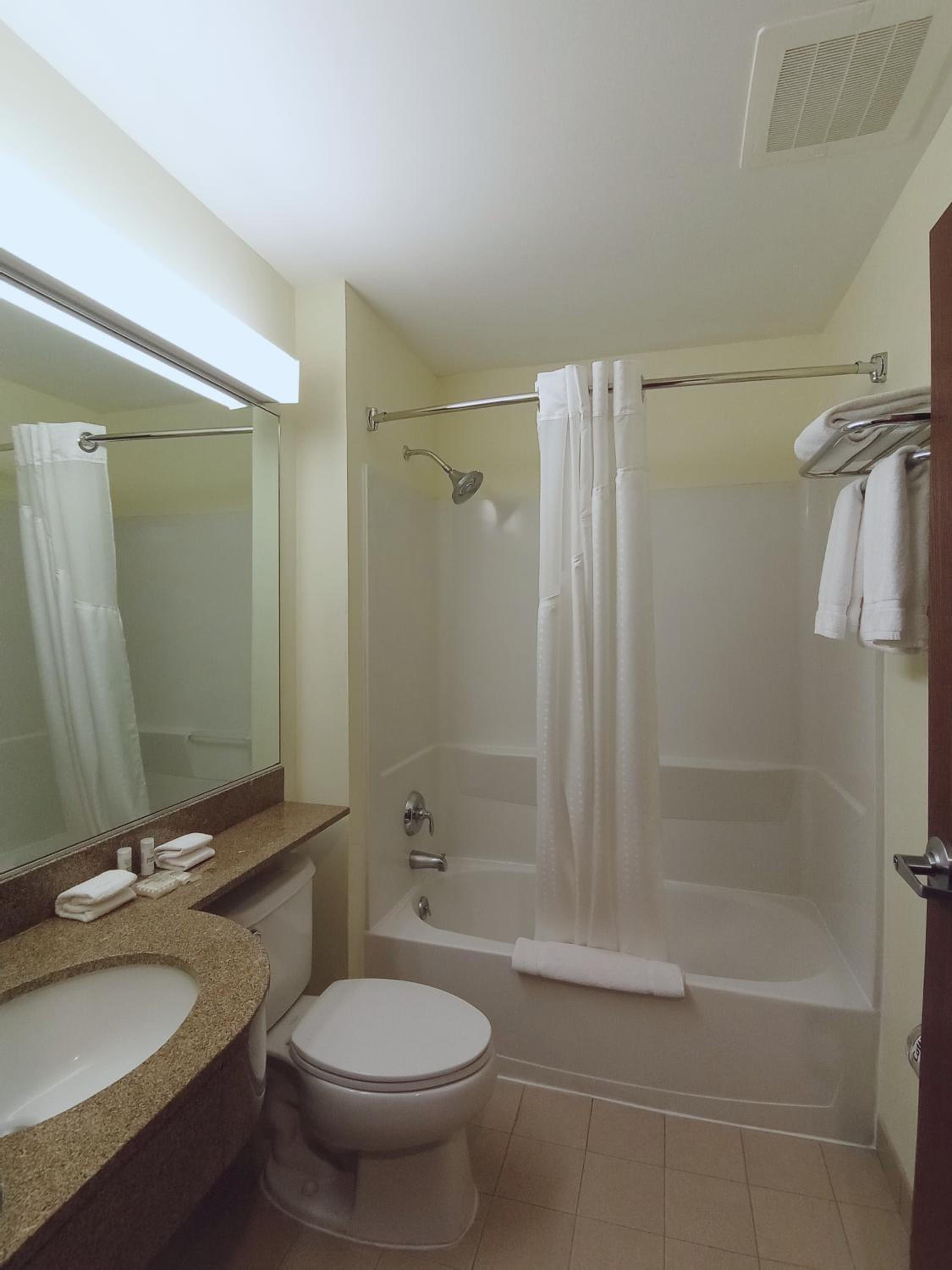 Queen Suite - Photo 3