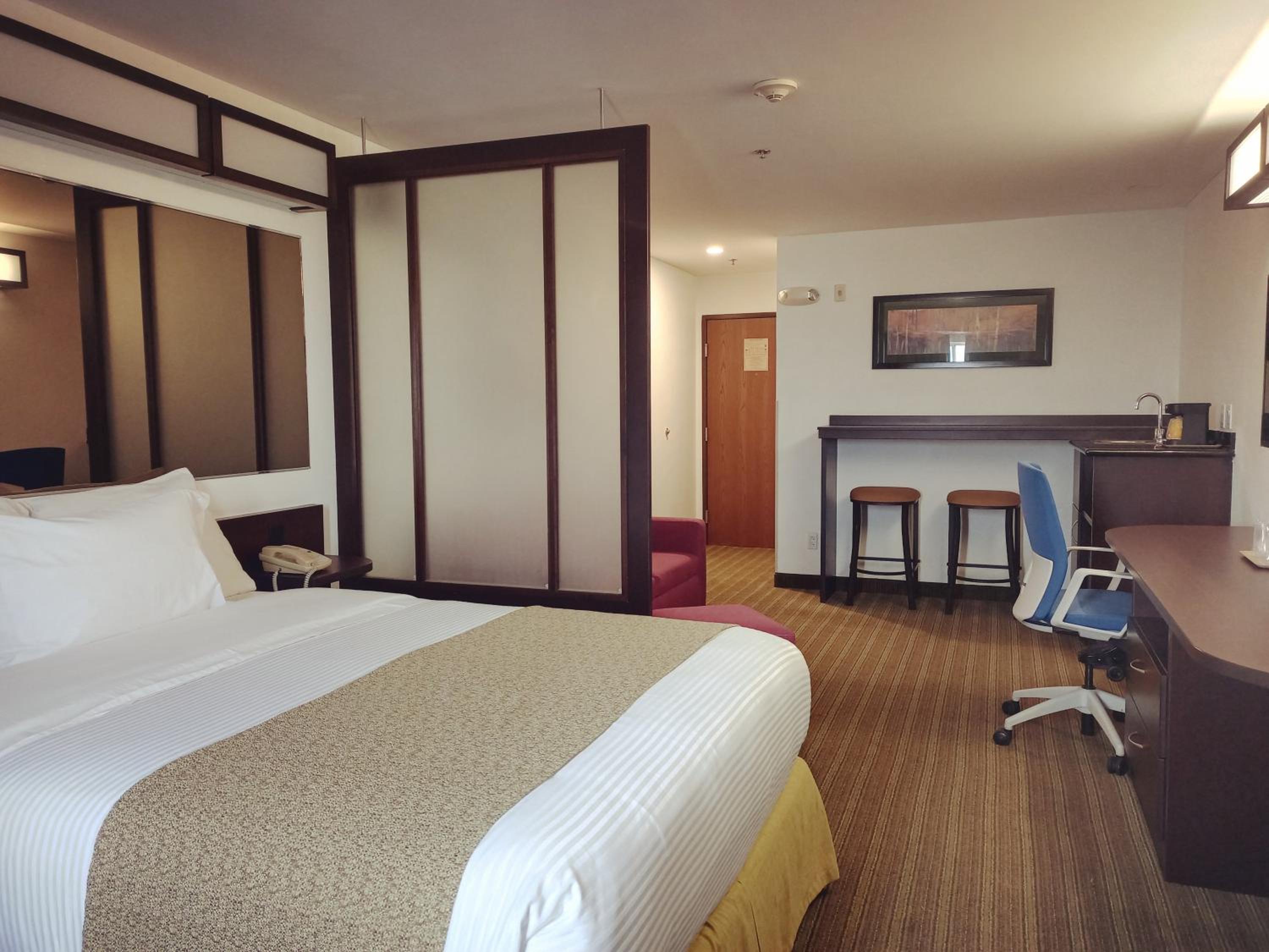 Queen Suite - Photo 1
