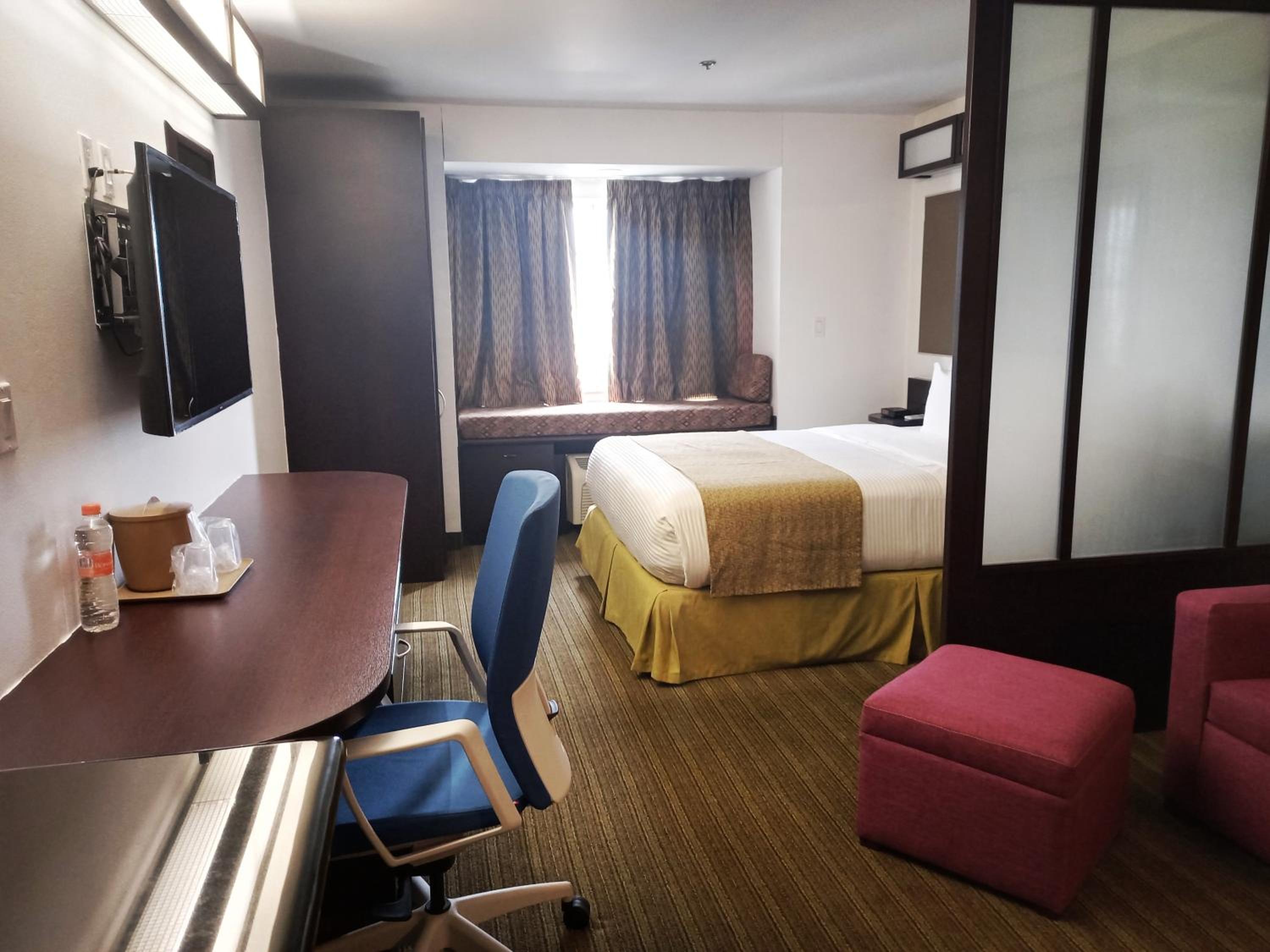 Queen Suite - Photo 1
