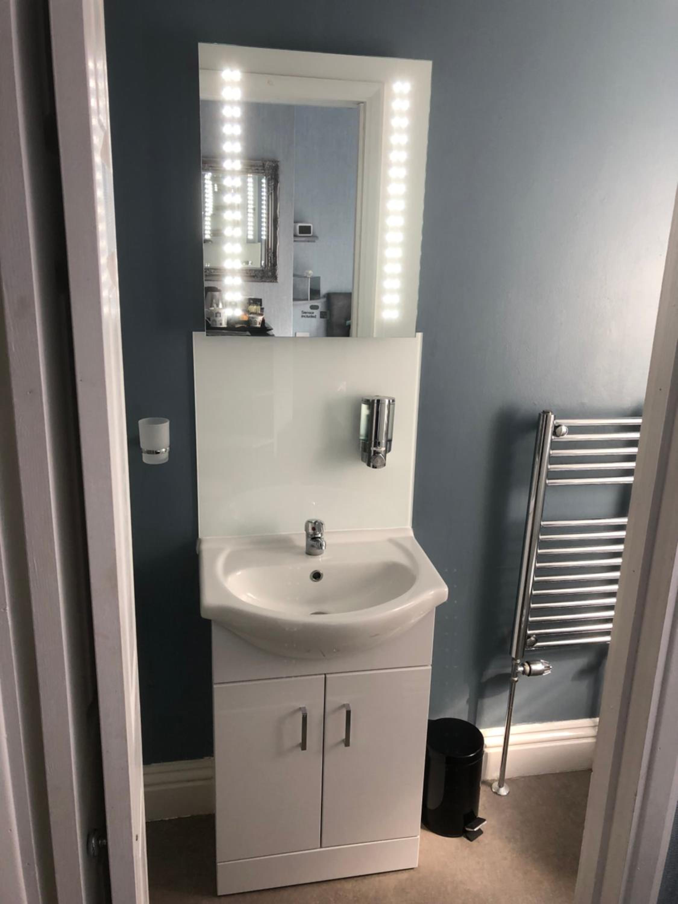 Small Single Room - No Private Parking photo 3