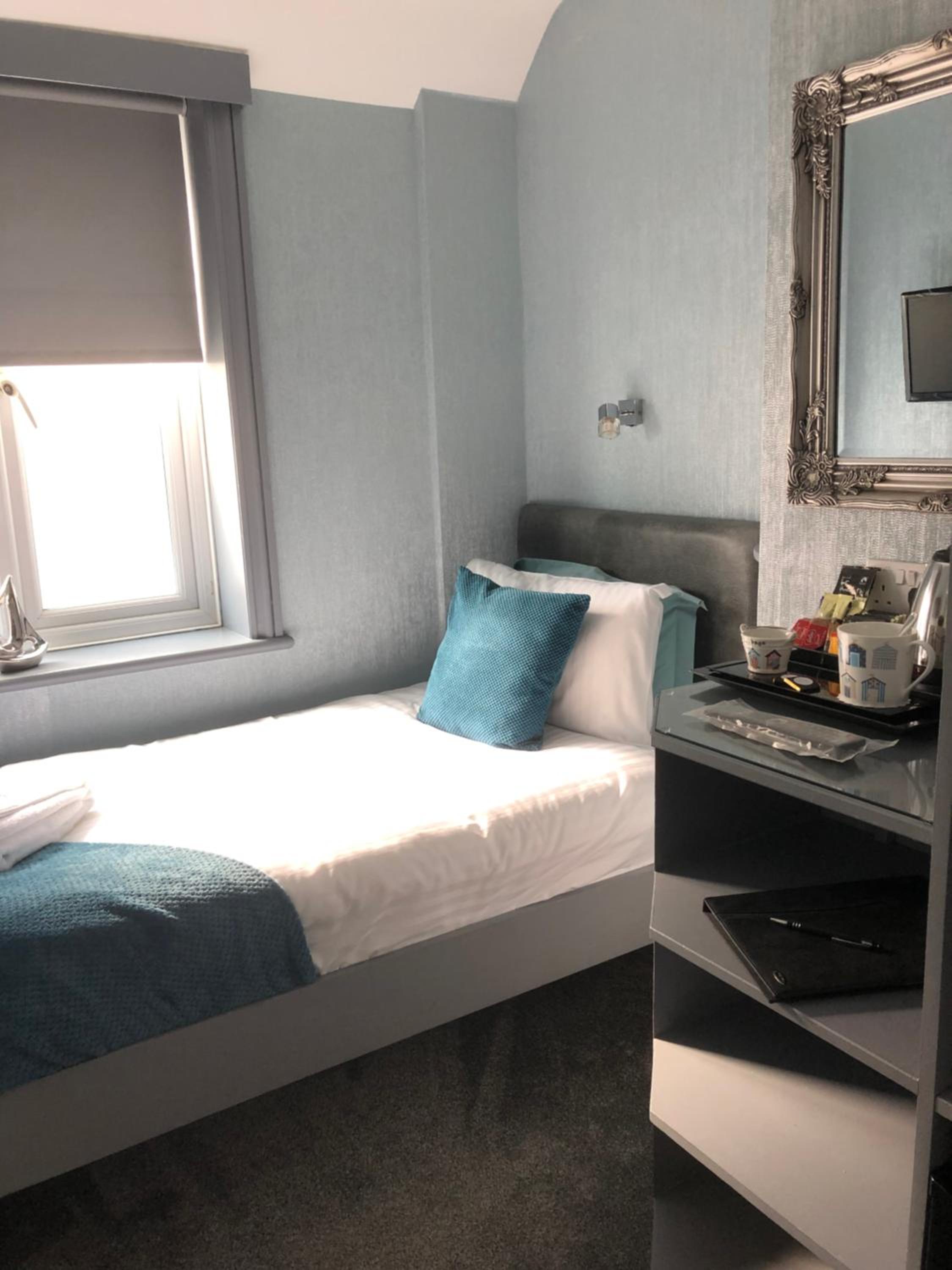 Small Single Room - No Private Parking photo 1