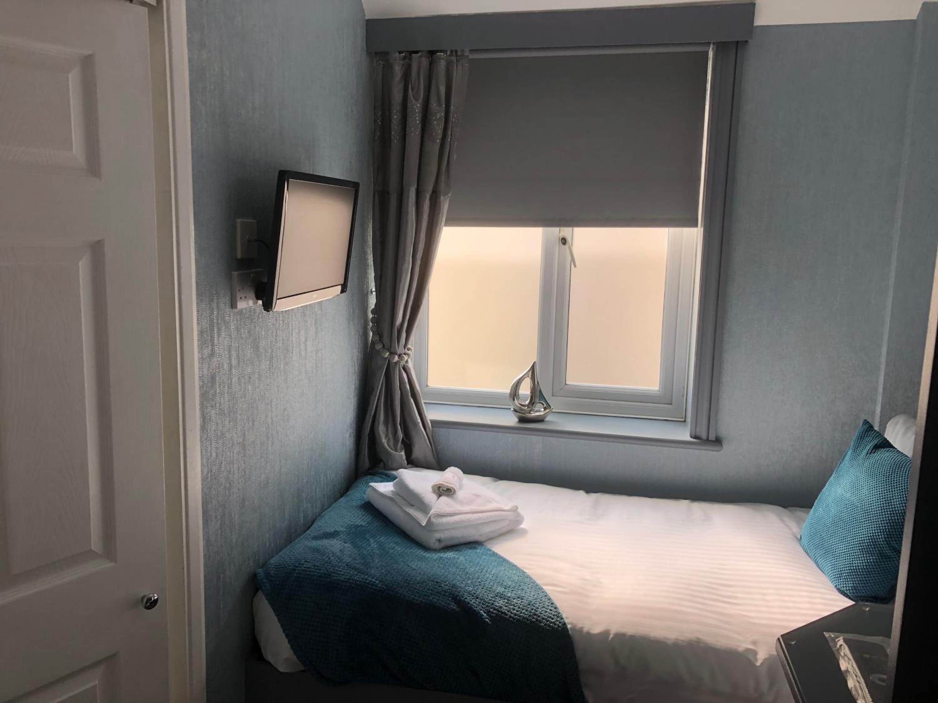 Small Single Room - No Private Parking photo 2