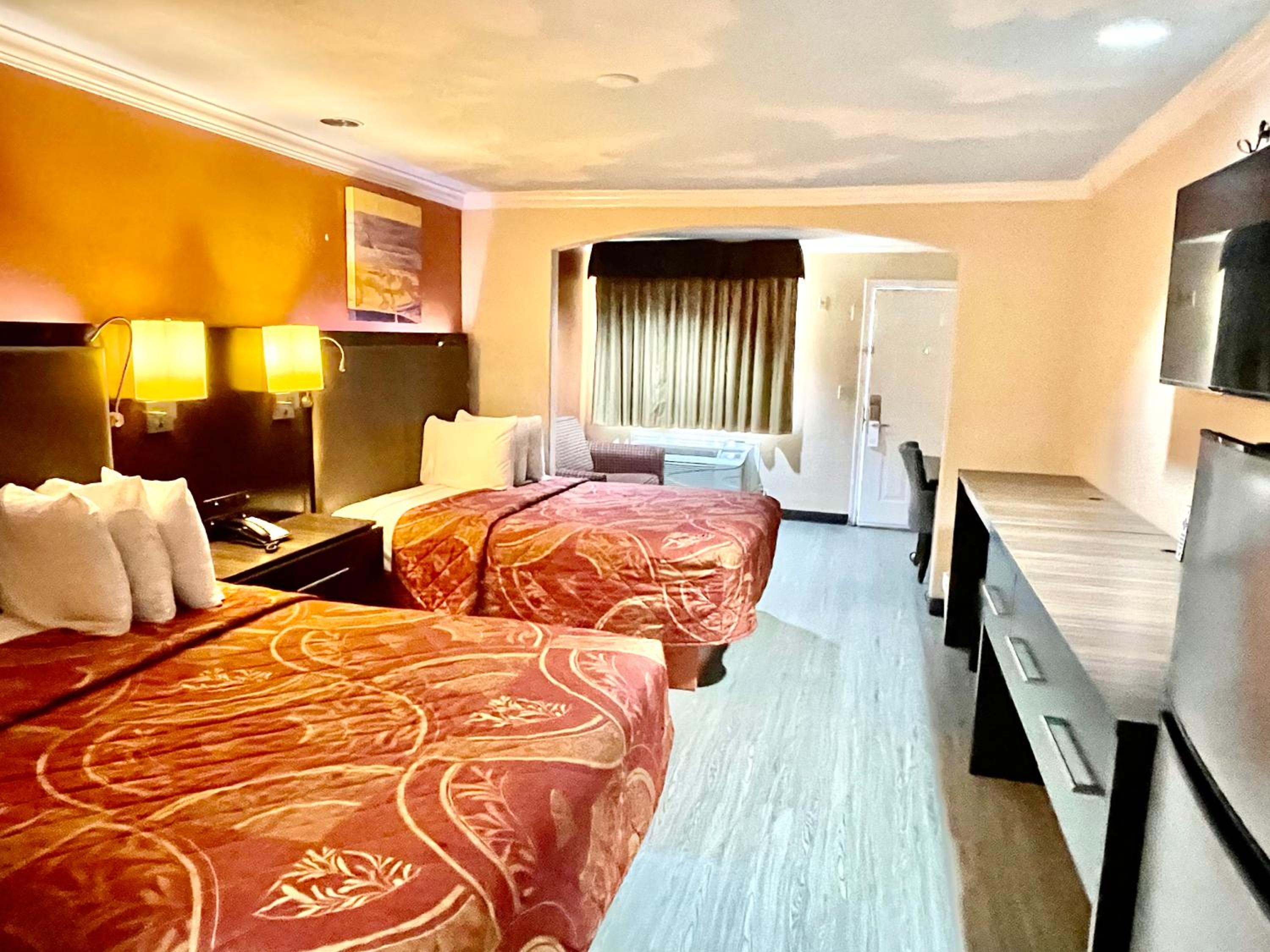 Queen Room with Two Queen Beds - Smoking photo 1