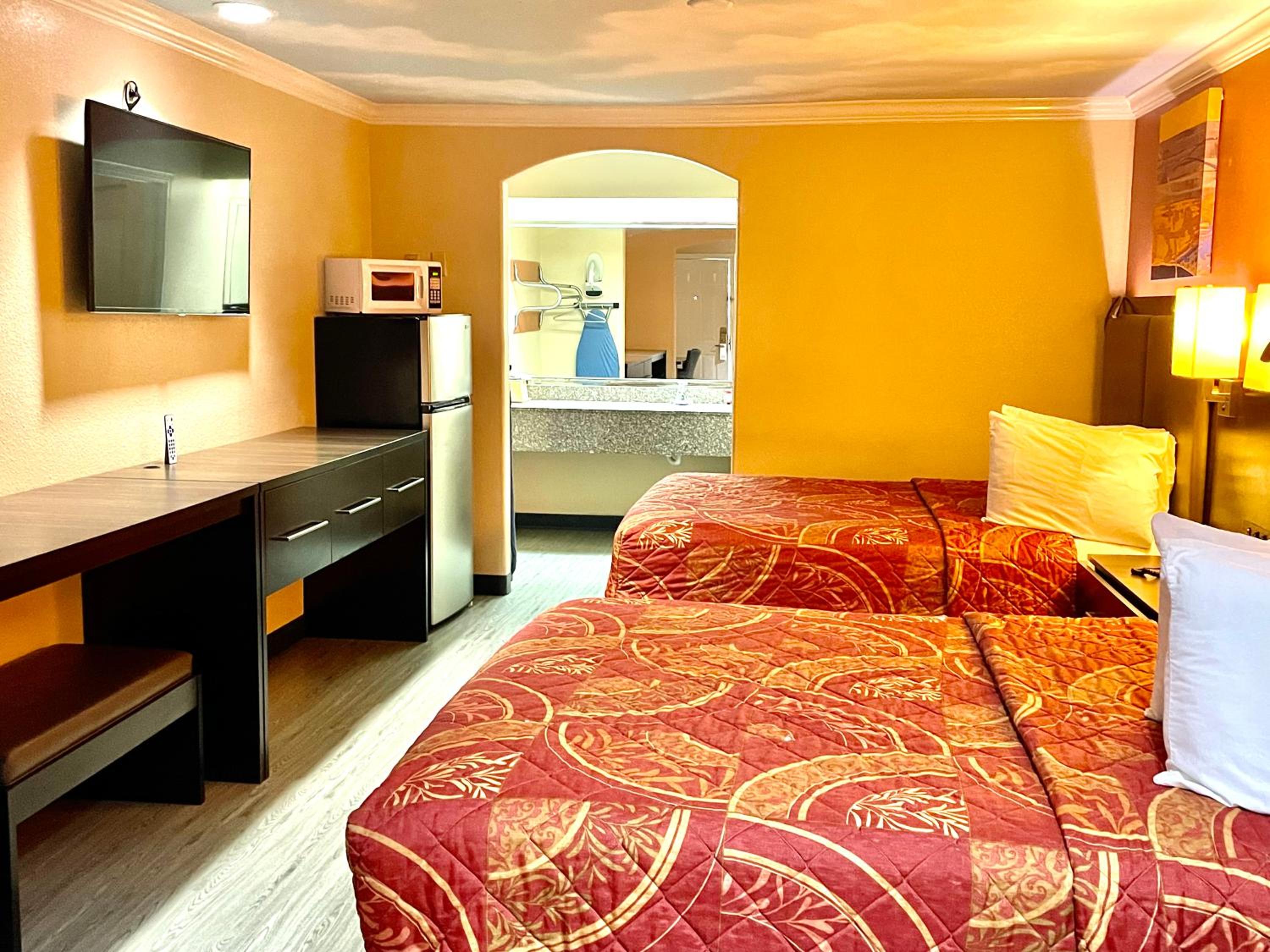 Queen Room with Two Queen Beds - Smoking photo 3