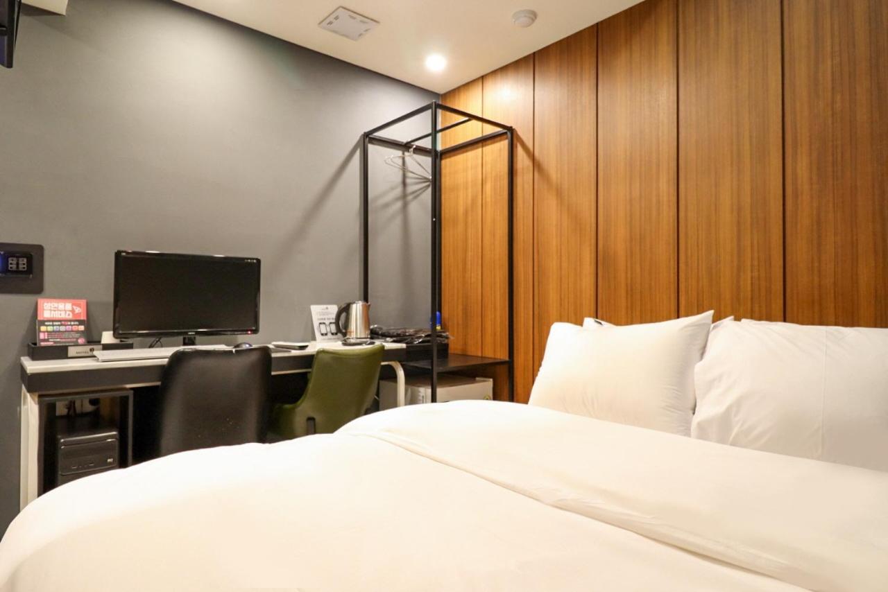Standard Double Room - Photo 8