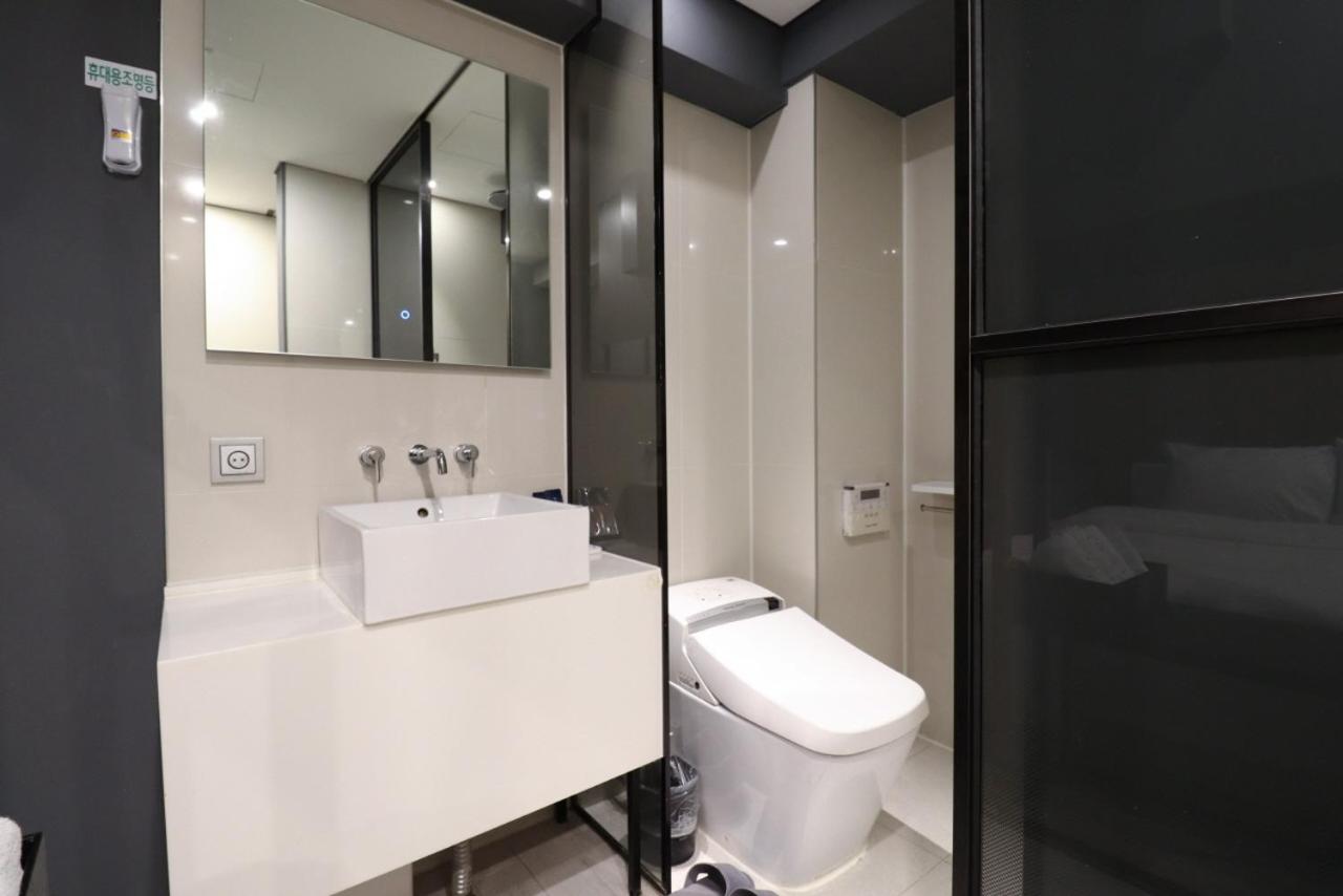 Standard Double Room - Photo 11