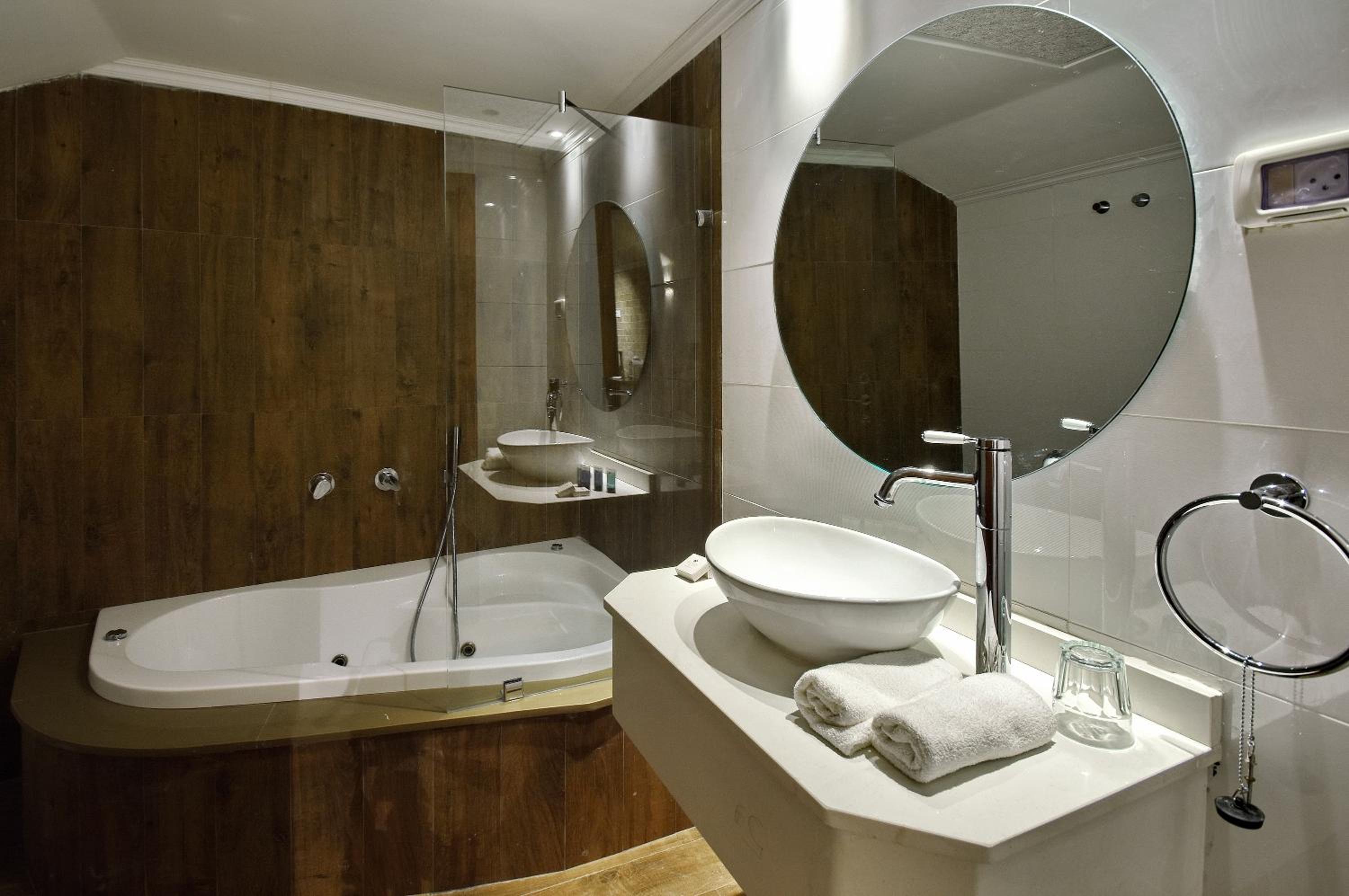 Suite with Hot Tub photo 3