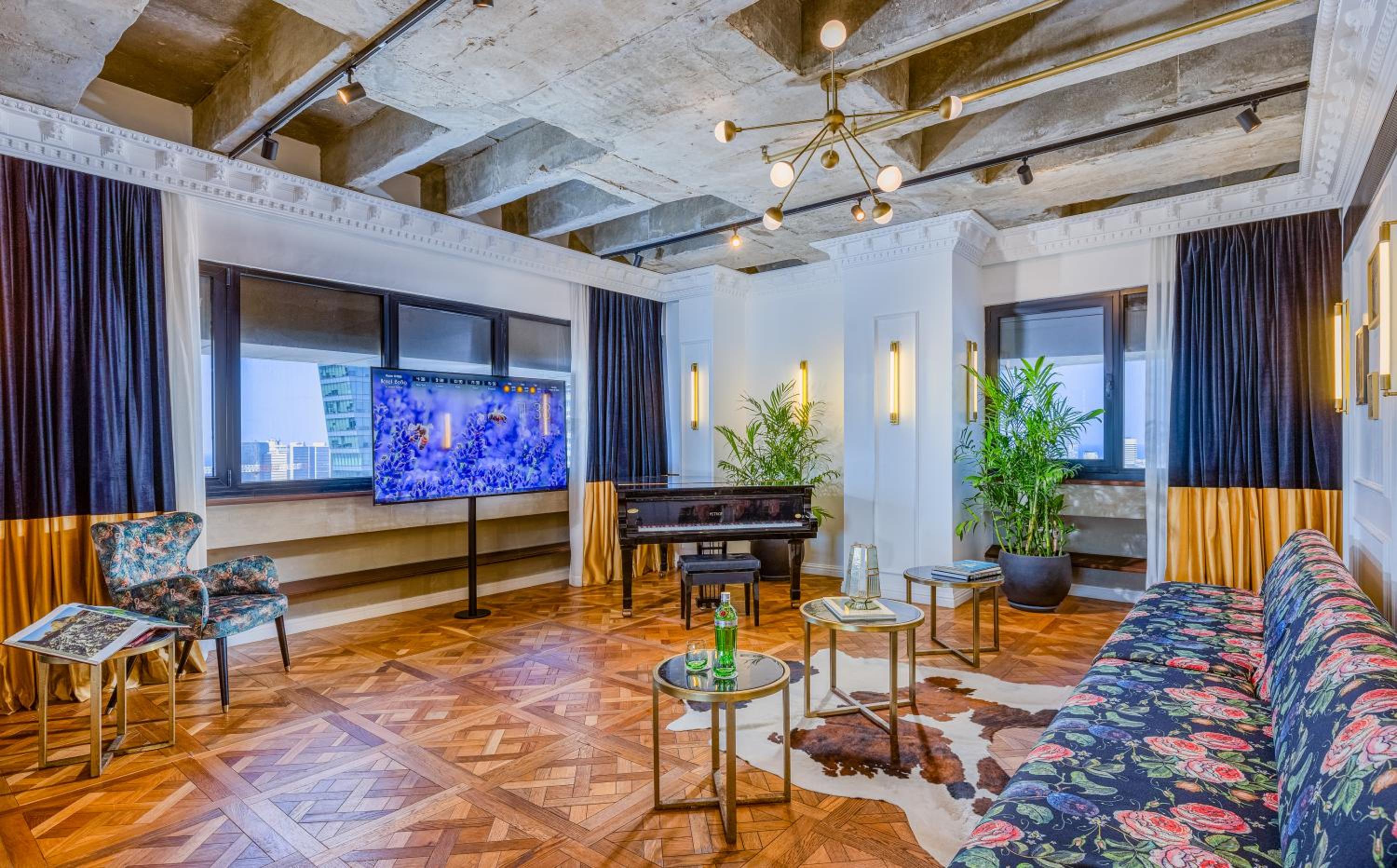 Brown Suite  photo 1