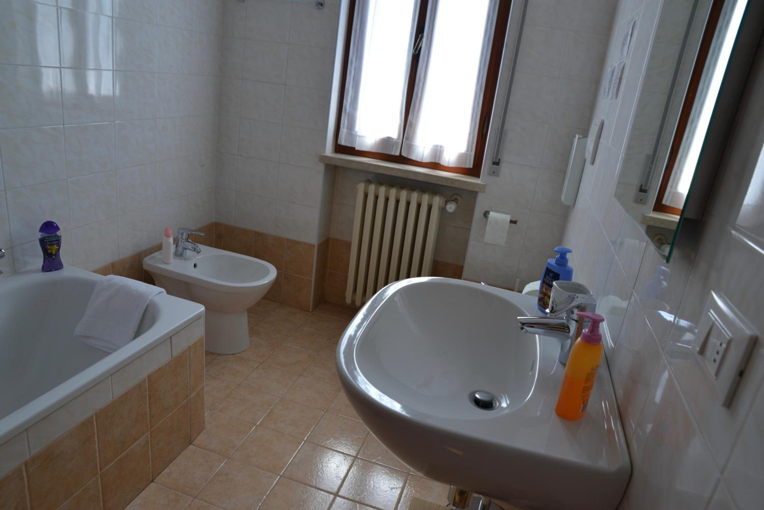 Deluxe Double Room with Garden View and Private Bathroom - Photo 3