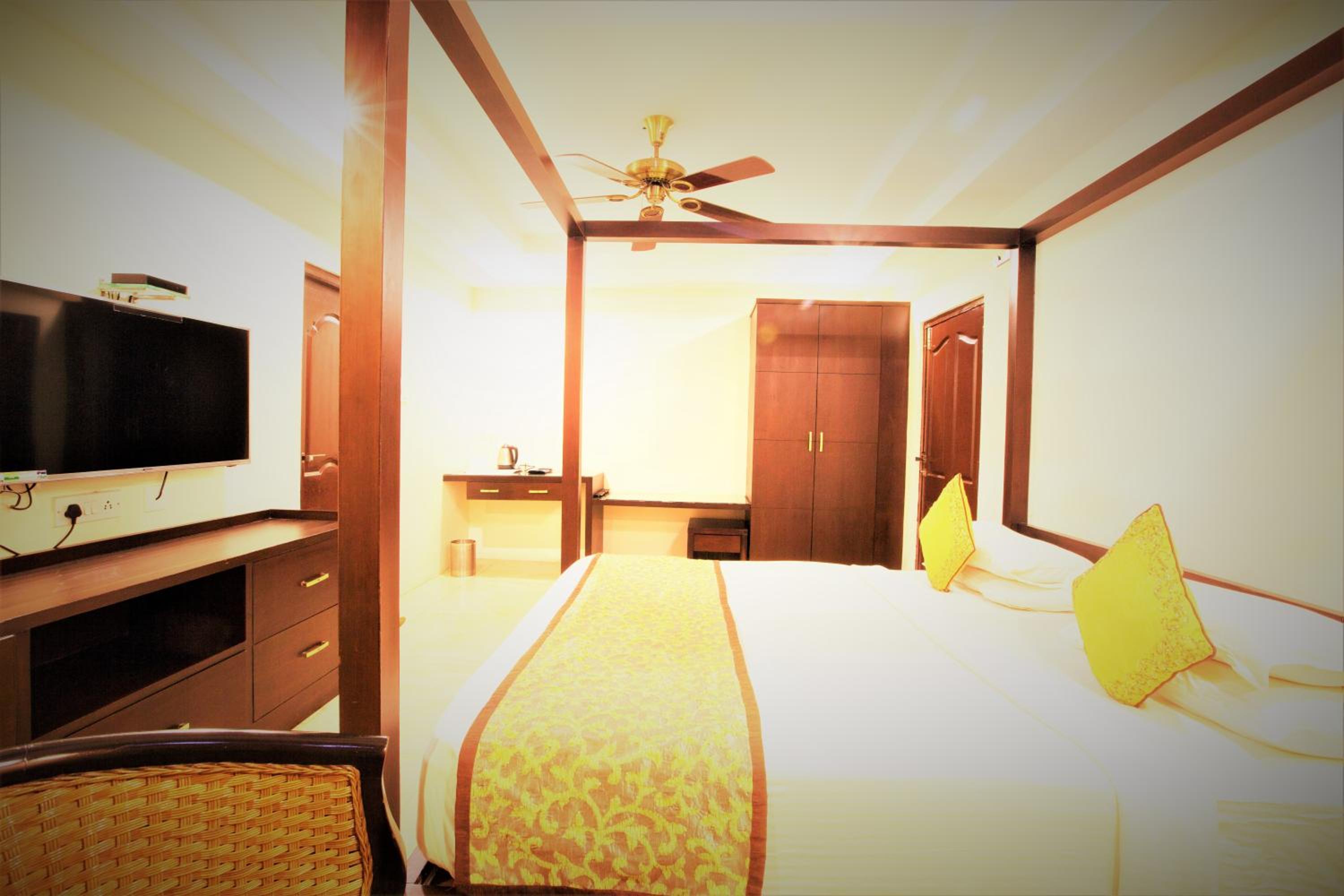 Executive Suite - Photo 2