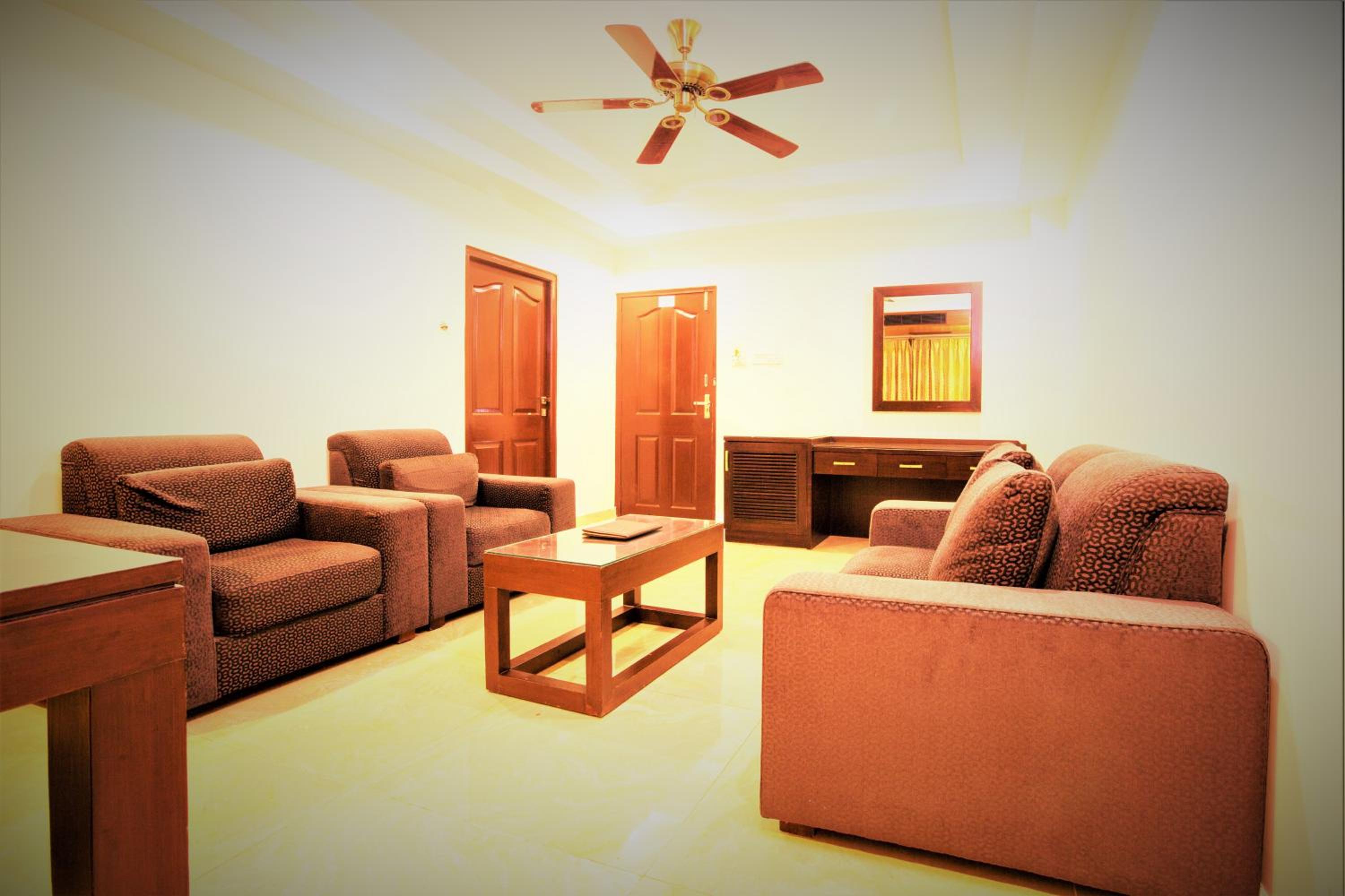 Executive Suite - Photo 4