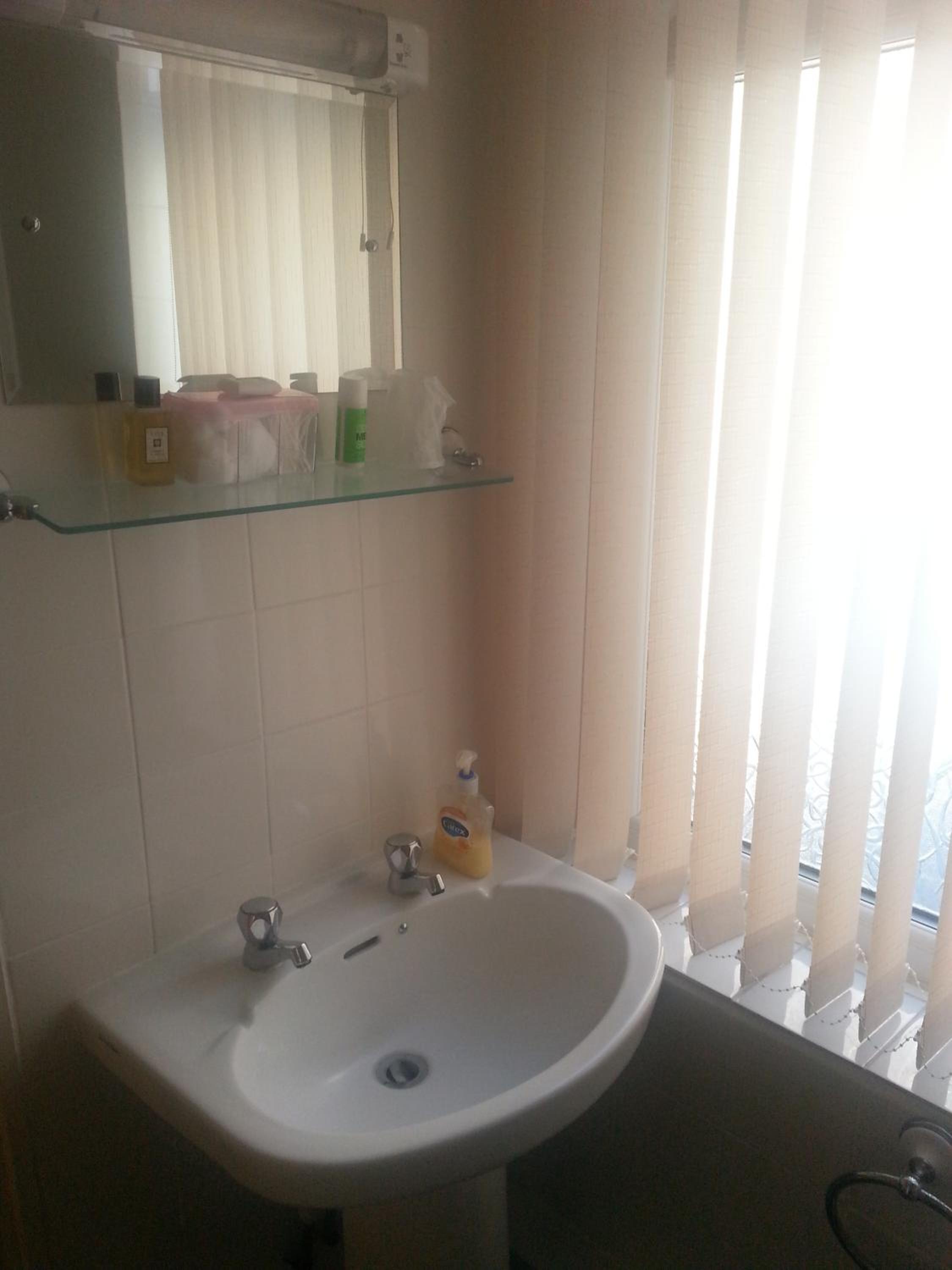 Twin Room - Photo 3
