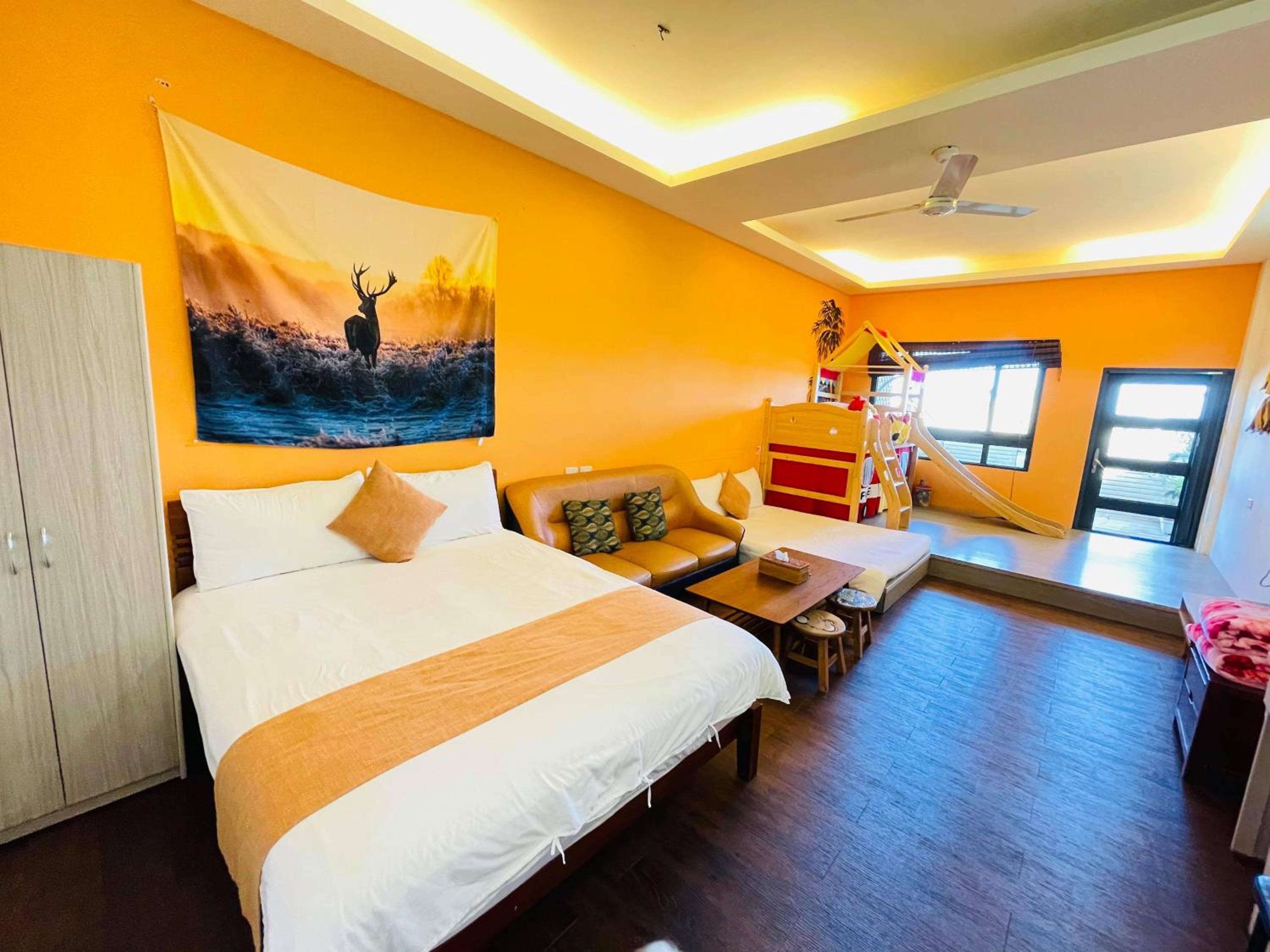 Deluxe Family Room - Photo 2