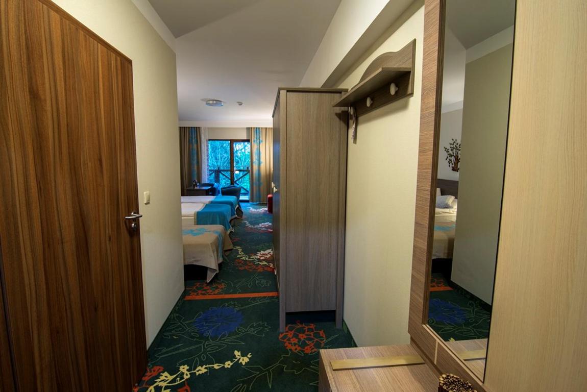 Family Room (2 Adults + 2 Children)