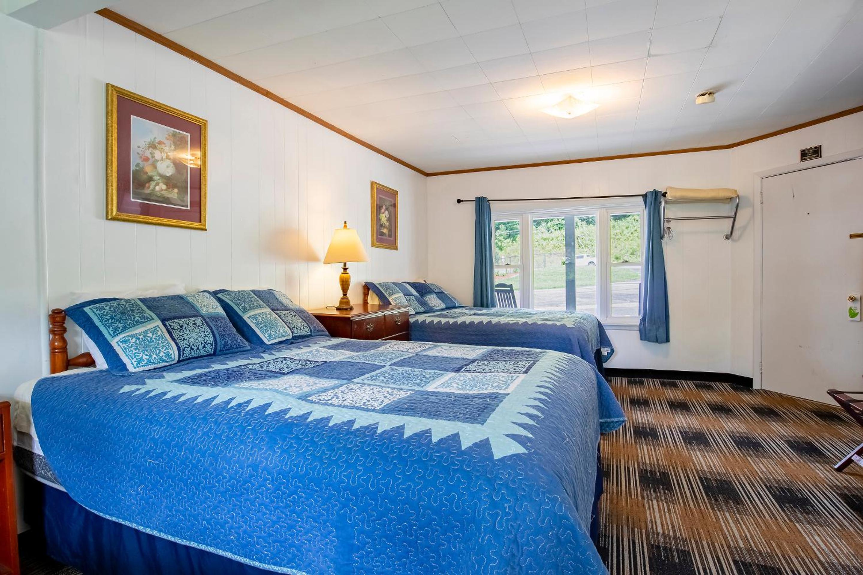 Queen Room with Two Queen Beds - Photo 3