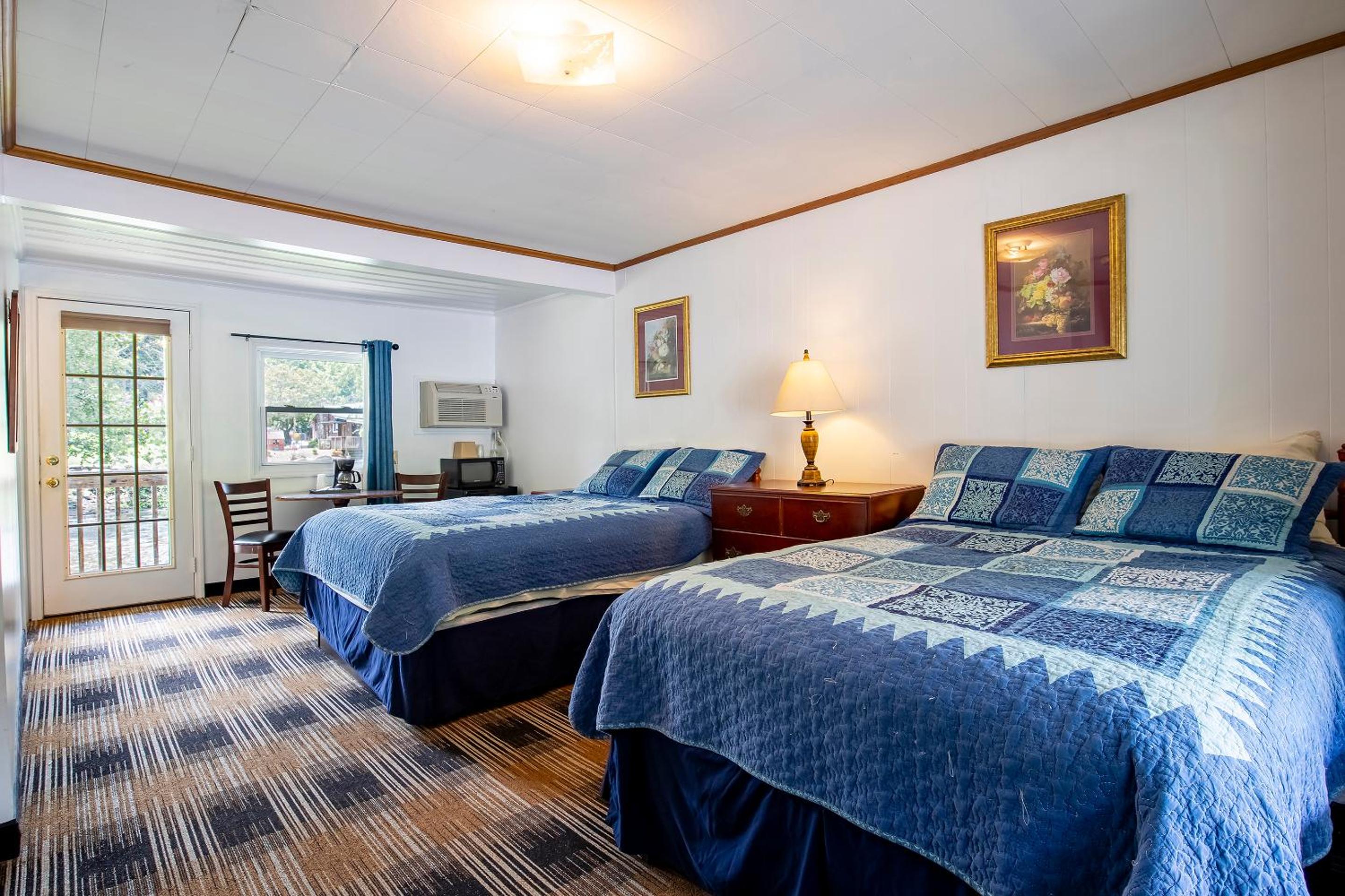 Queen Room with Two Queen Beds - Photo 4